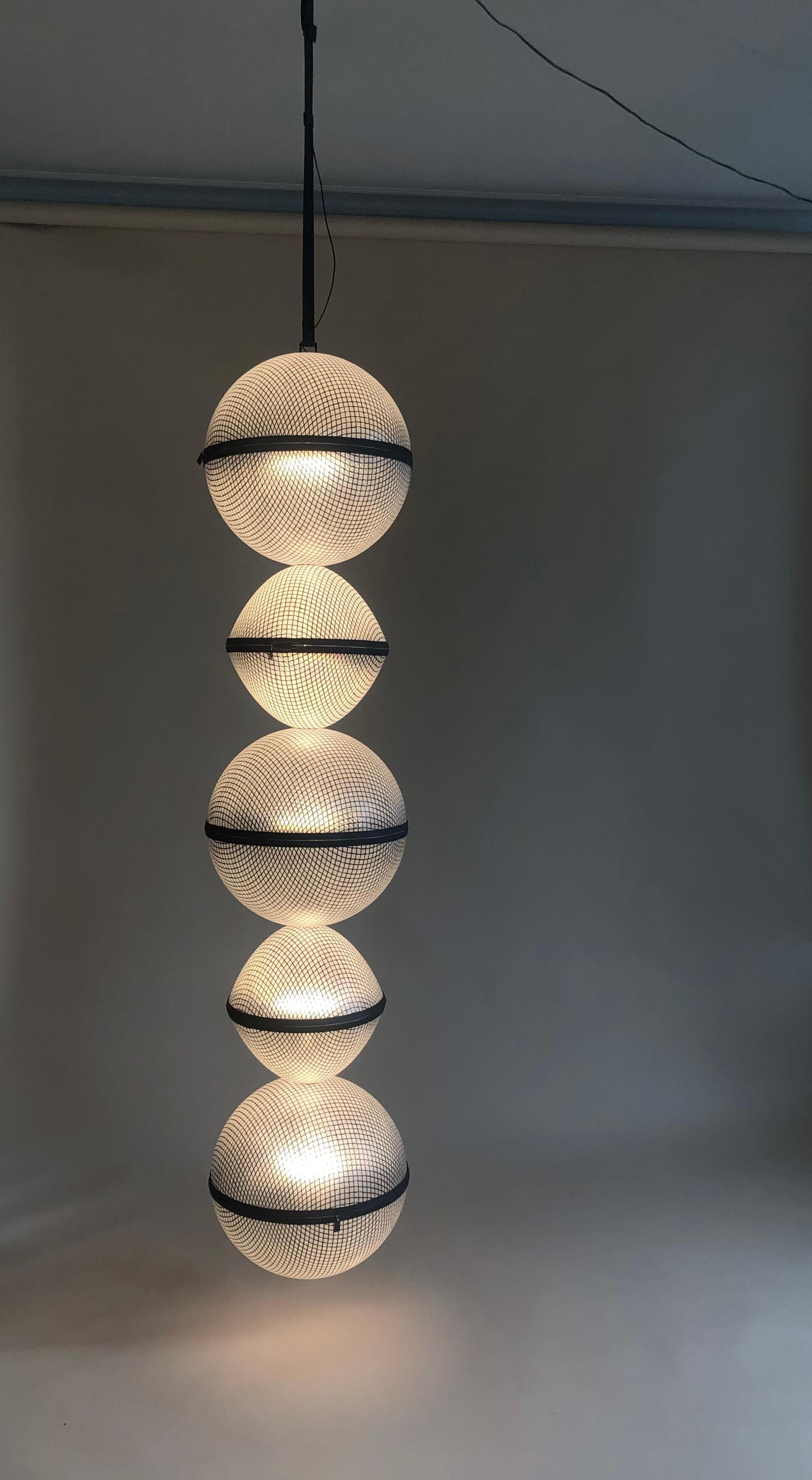 Z4032 Scultura di Coralie Beauchamp
Dimensioni: L 40 x P 40 x H 180 cm
Materiali: Fibra di vetro con una tessitura di carbonio, resina epossidica anti-uv.

Altezza del laccio in pelle nera regolabile da 19 a 39 pollici o da 39 a 78 pollici.

Coralie