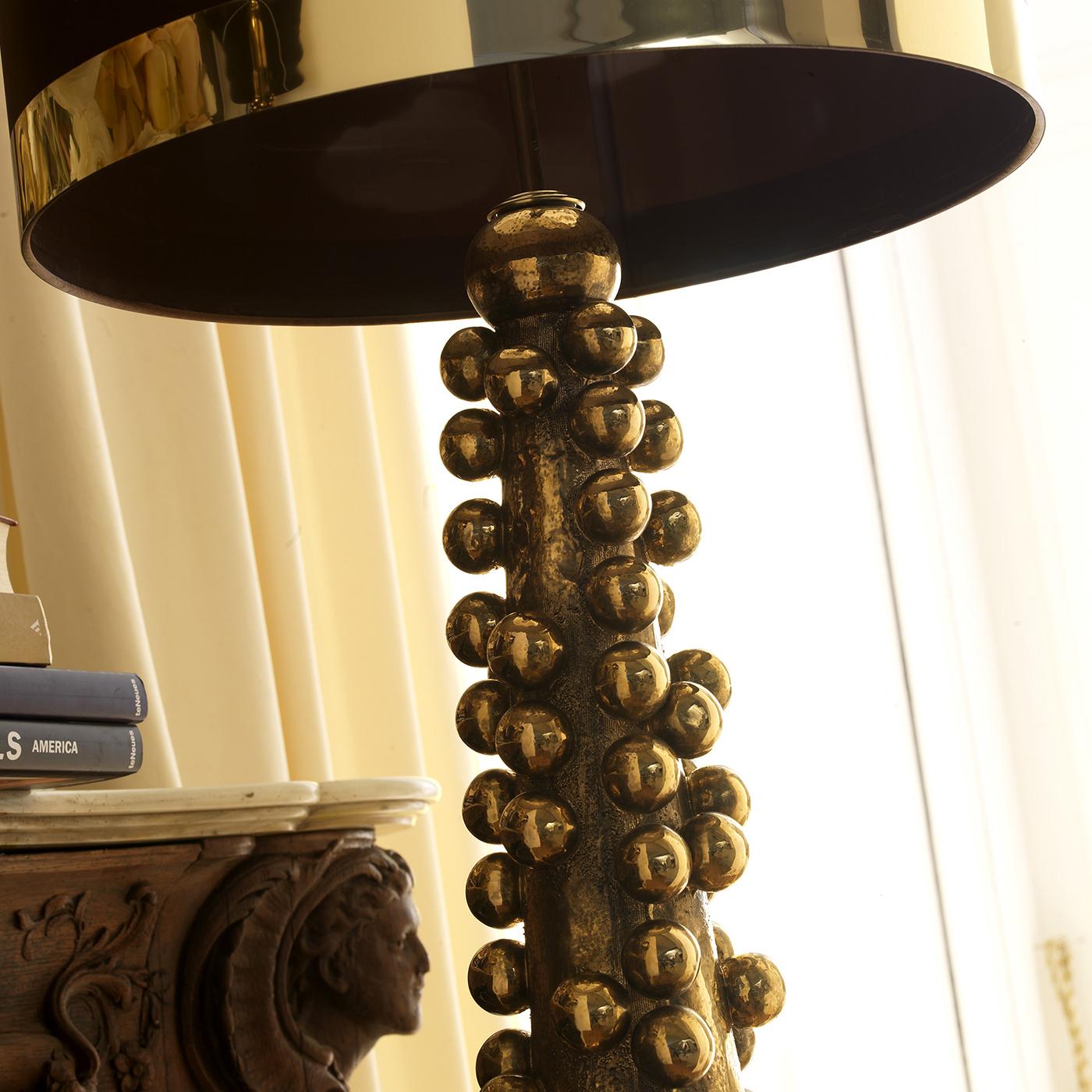 This retro style handcrafted floor lamp finished in pure gold-plated majolica will make a statement in your house. Both the shaft and the base are made of gold-plated brass, while a brown silk lampshade with a golden band completes this elegant