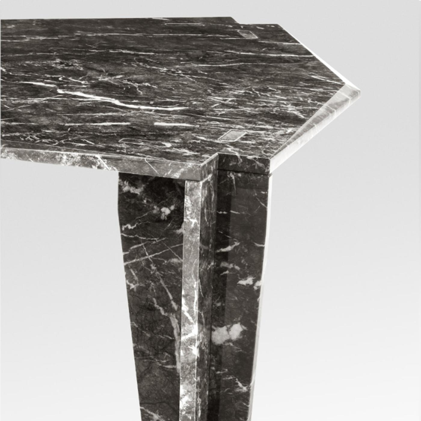 This striking table is entirely made in grey Carnico marble that is 3 cm thick. It accommodates six guests and it features three legs, connected to the top with a joint that doesn't use glue or screws. The marble can be changed with green Guatemala,