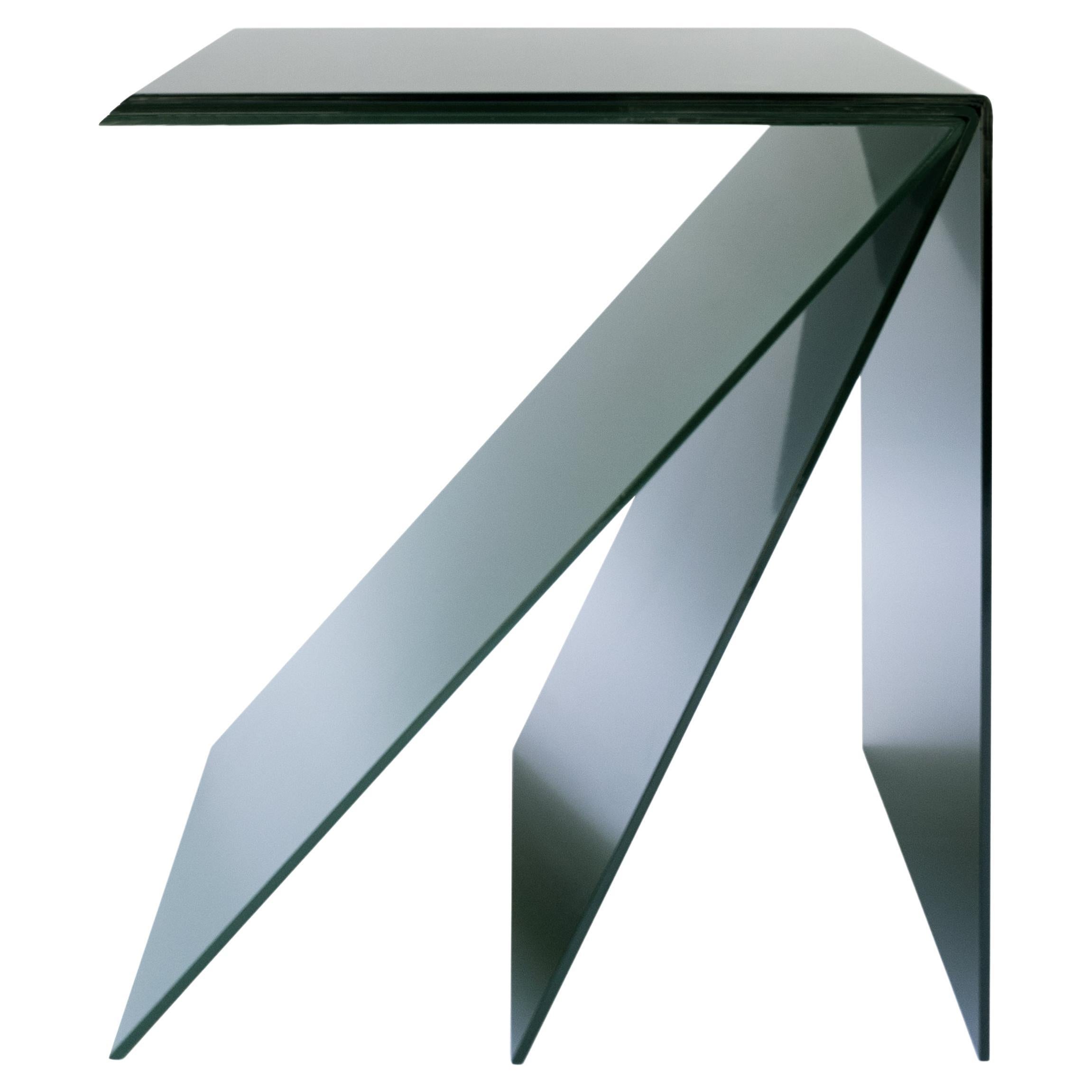 ZA est une table d'appoint sculpturale en métal à plusieurs couches, dans des nuances de vert et un revêtement en poudre noir. Le plateau et le dos de la table sont noirs. Les deux couches intermédiaires sont deux nuances de vert.
Options de couleur