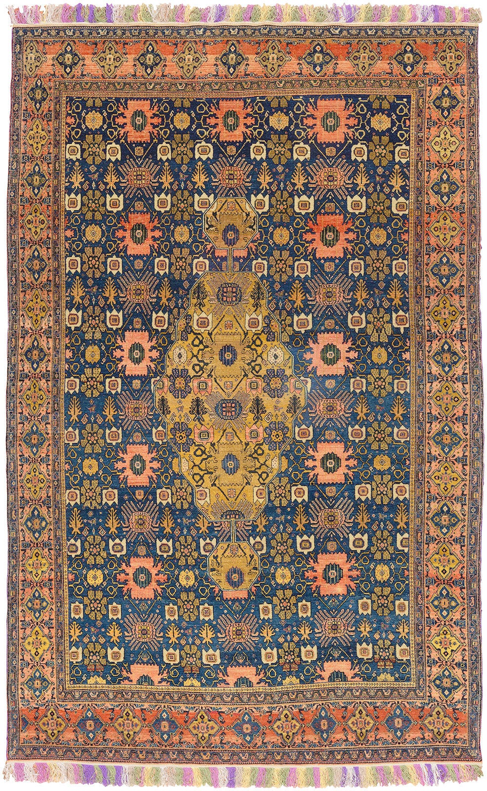 Spektakuläre Sammler-Level fein gewebt frühen 20. Jahrhundert persischen Senneh Teppich. Die Weberin fügte mehrfarbige Fransen hinzu, die wir noch nie gesehen haben. 

4'5'' x 6'11''

Antike Senneh-Teppiche gehören zu den charakteristischsten