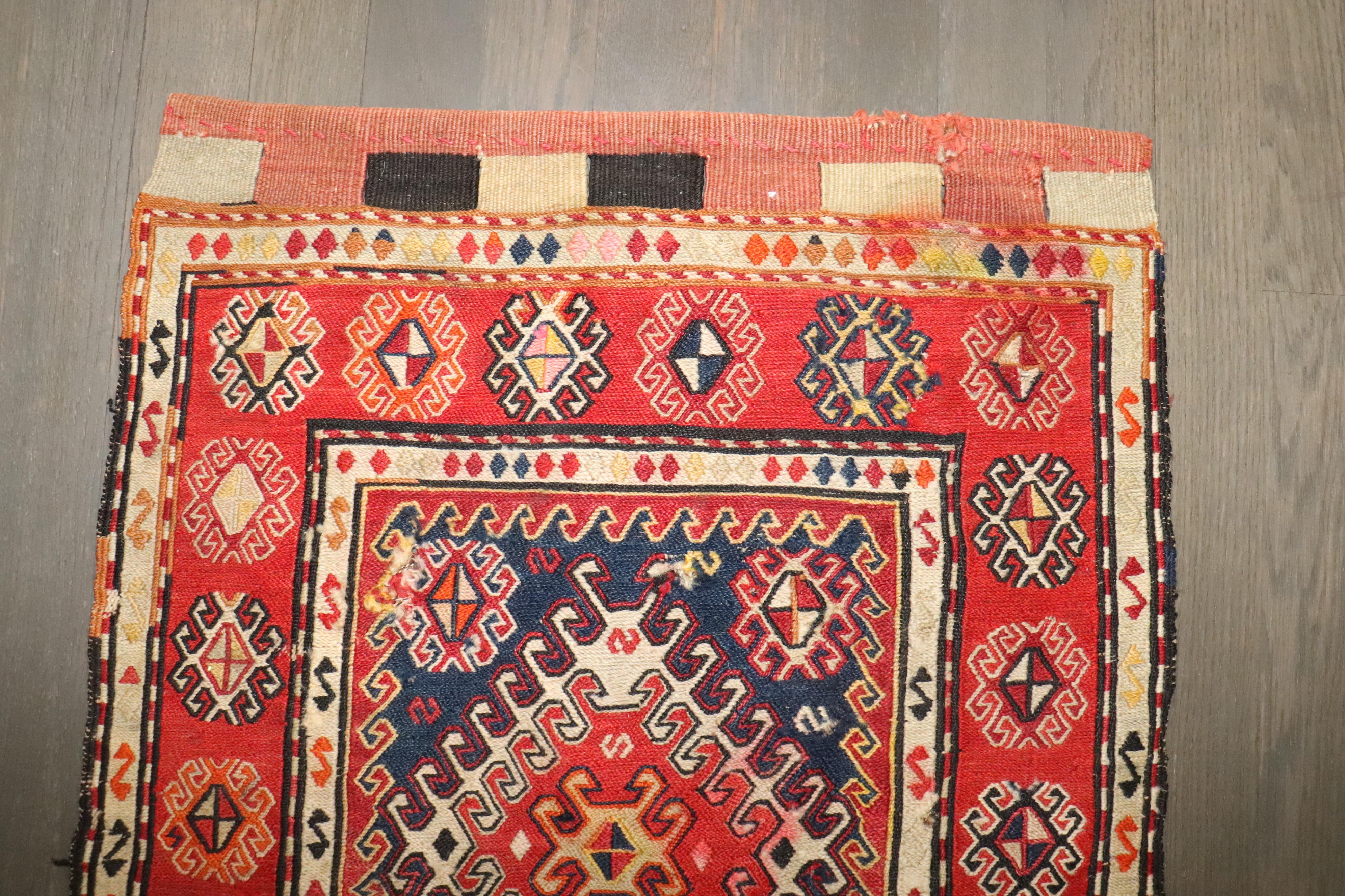 Persischer Soumak-Stammesteppich aus dem 19. 

Maße: 1'9'' x 2'