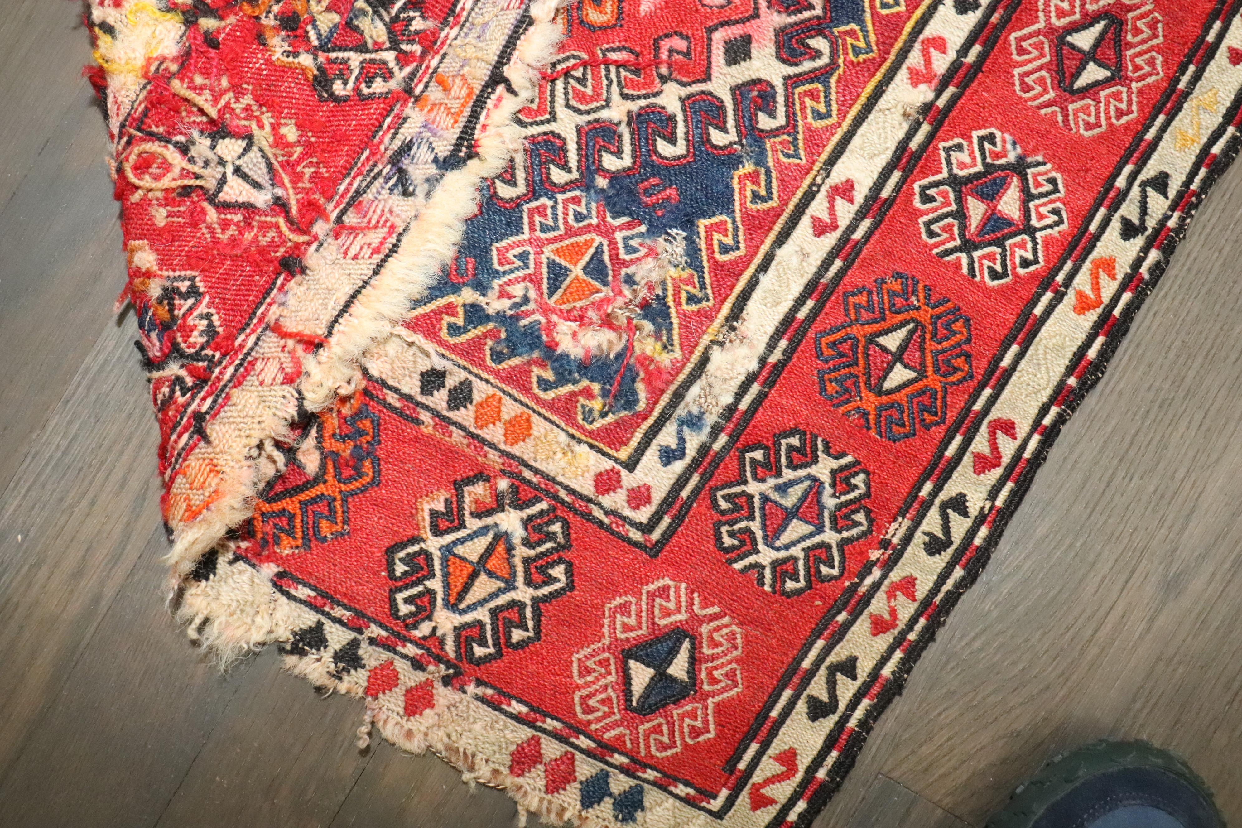 Zabihi Collection 19th Century Antique Persian Soumac (Persisch) im Angebot