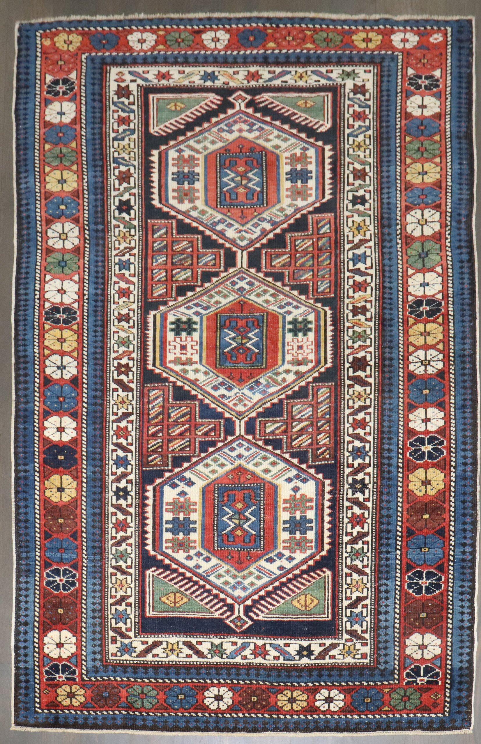 Tappeto caucasico Shirvan della fine del XIX secolo

Dettagli
rug no.	j4576
dimensione	3' 9