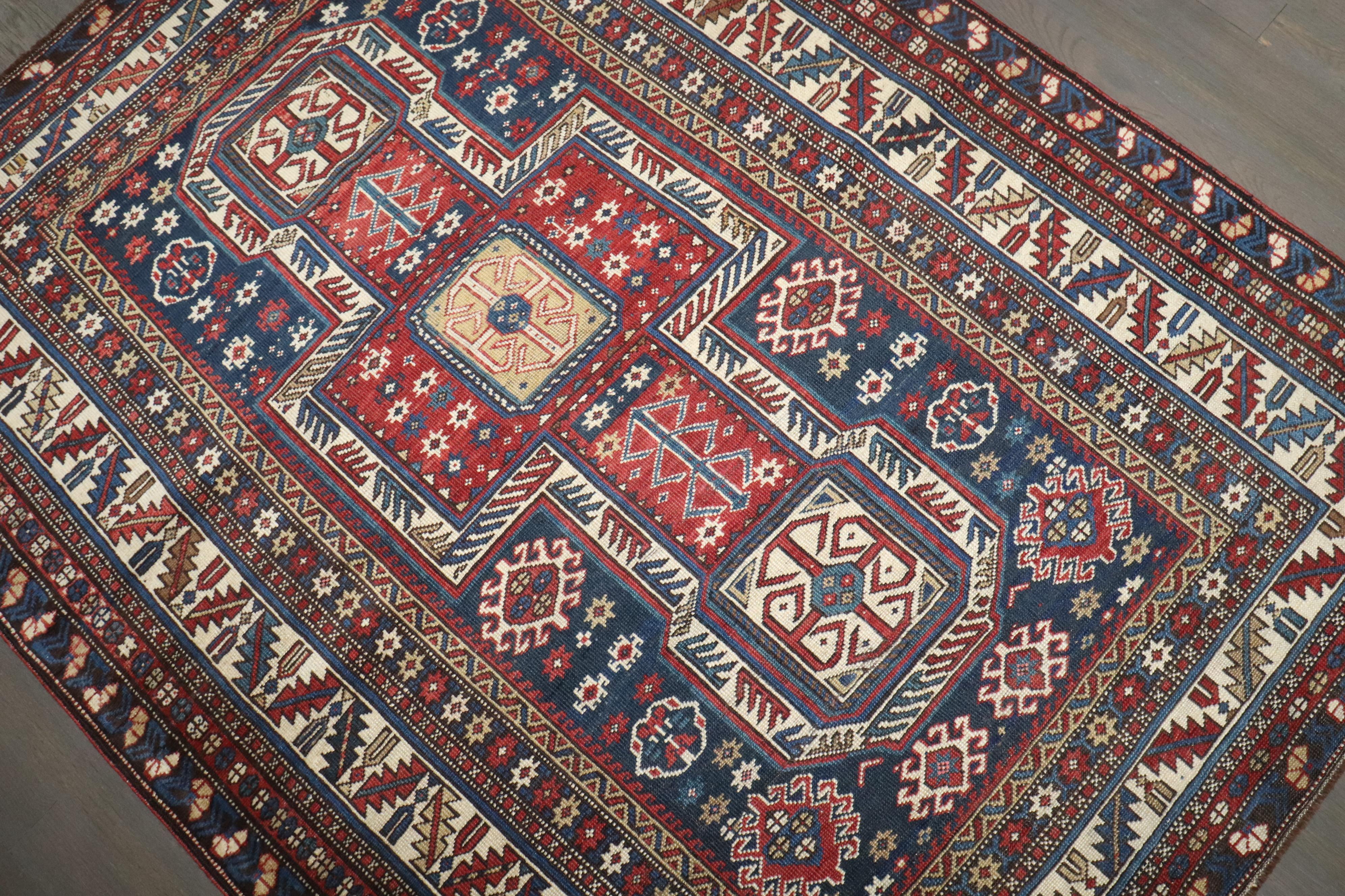 una alfombra caucásica Shirvan de finales del siglo XIX con un infame motivo en forma de ojo de cerradura

Detalles
alfombra no.	j3923
talla	112 x 145 cm (3' 8