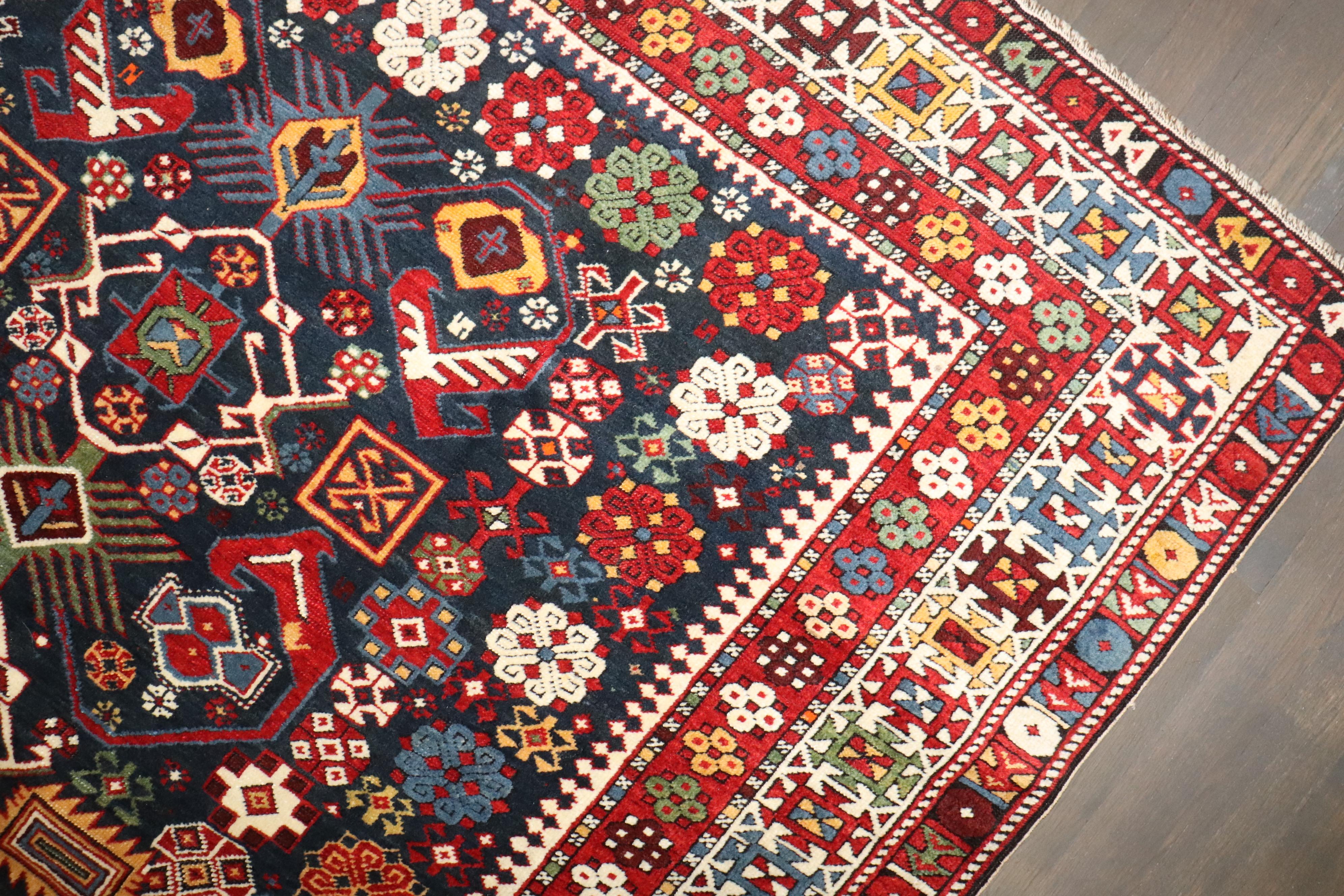 ein blauer kaukasischer Schirwan-Teppich aus dem späten 19.

Einzelheiten
Teppich nein.	j4400
Größe	4' 4