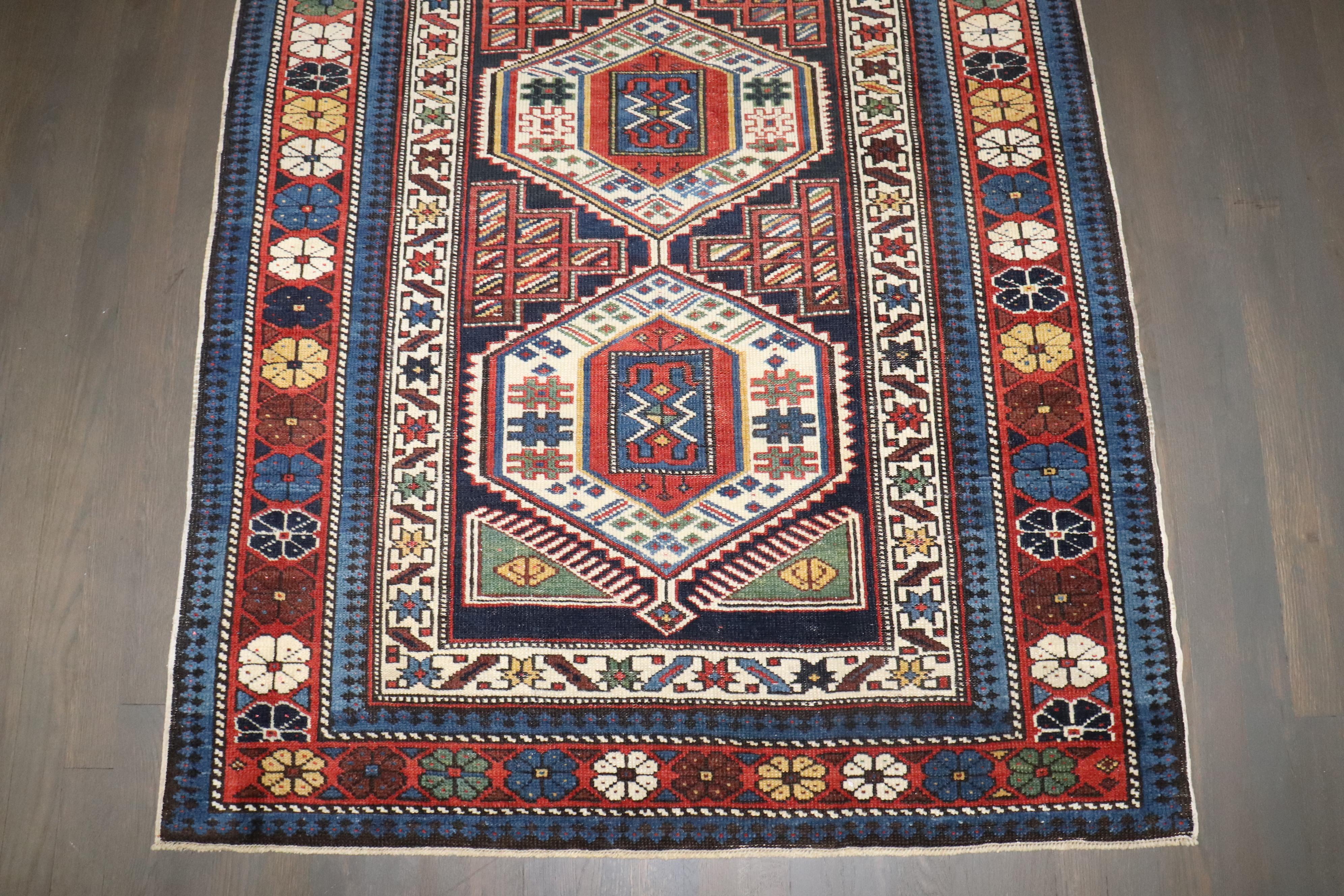 Kazako Tappeto Shirvan antico del XIX secolo della Collection'S di Zabihi in vendita