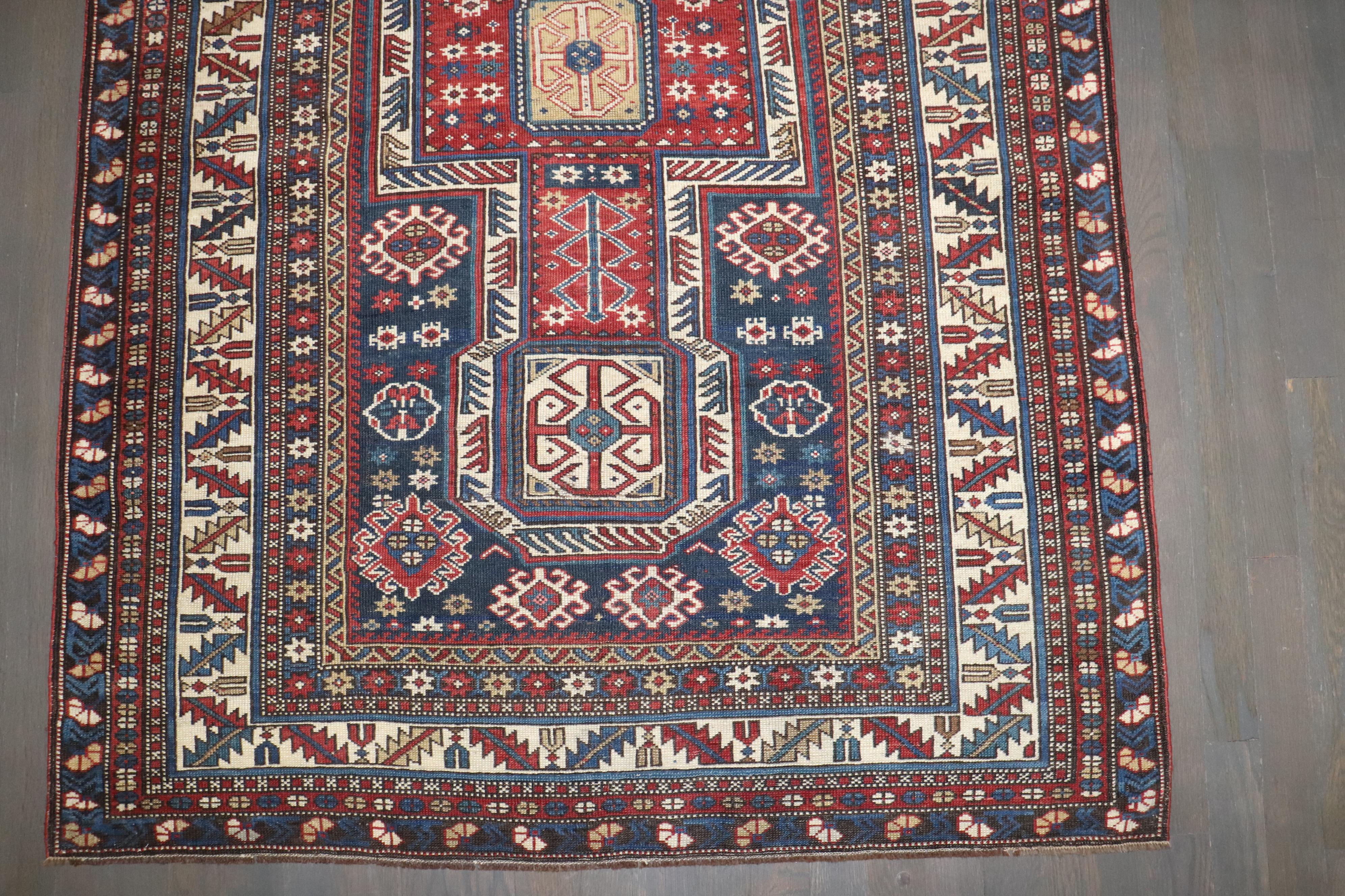Colección Zabihi Alfombra Shirvan Antigua del Siglo XIX Kazajo en venta
