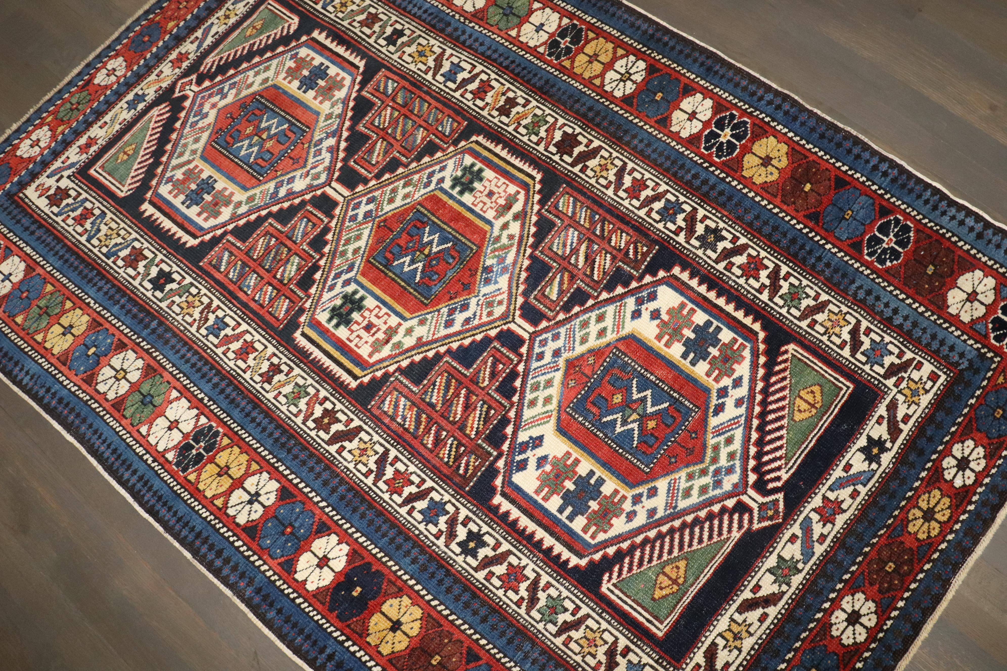 Caucasico Tappeto Shirvan antico del XIX secolo della Collection'S di Zabihi in vendita