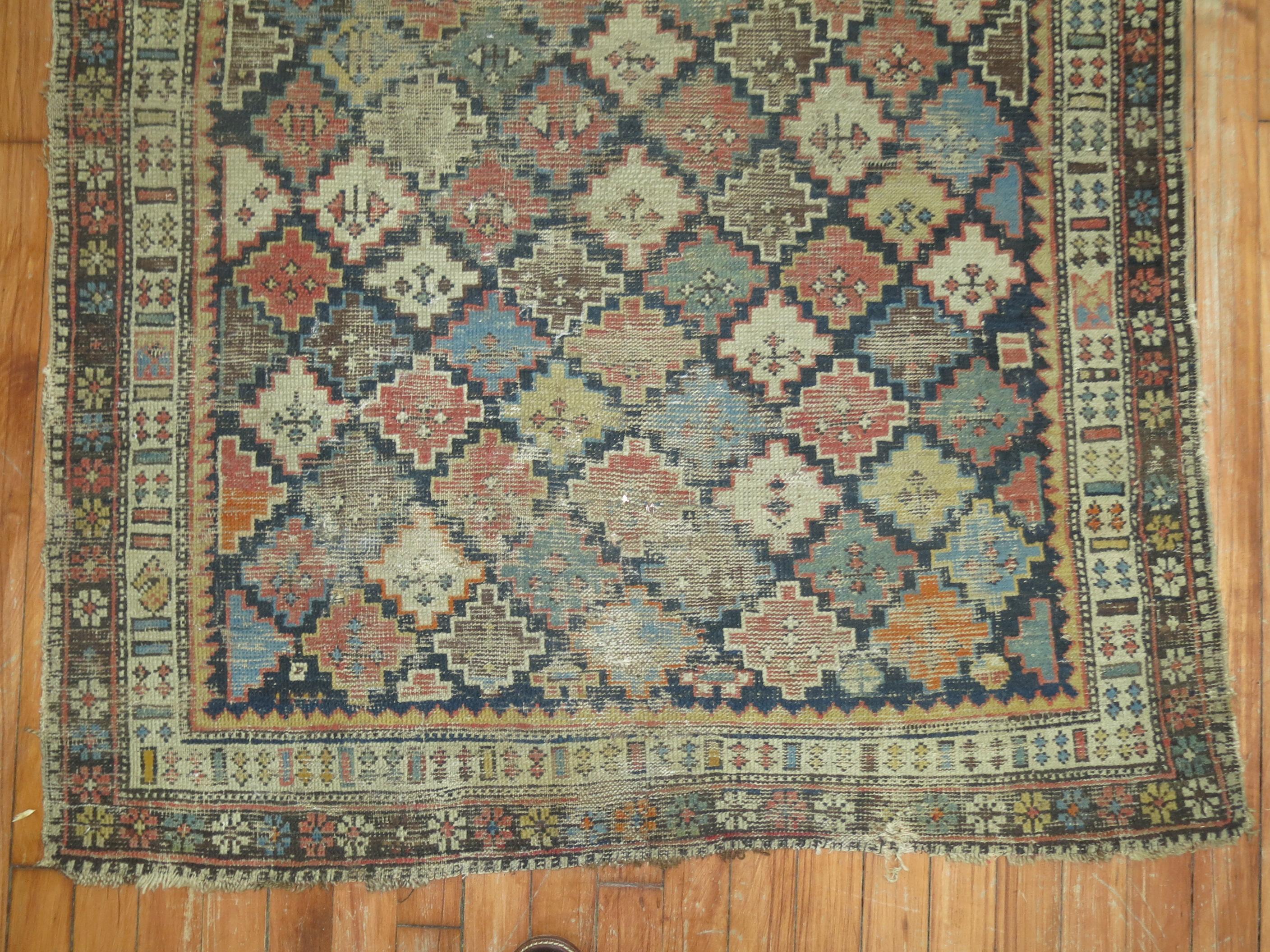 Tapis tribal caucasien usé du 19e siècle.

3'5'' x 4'4''