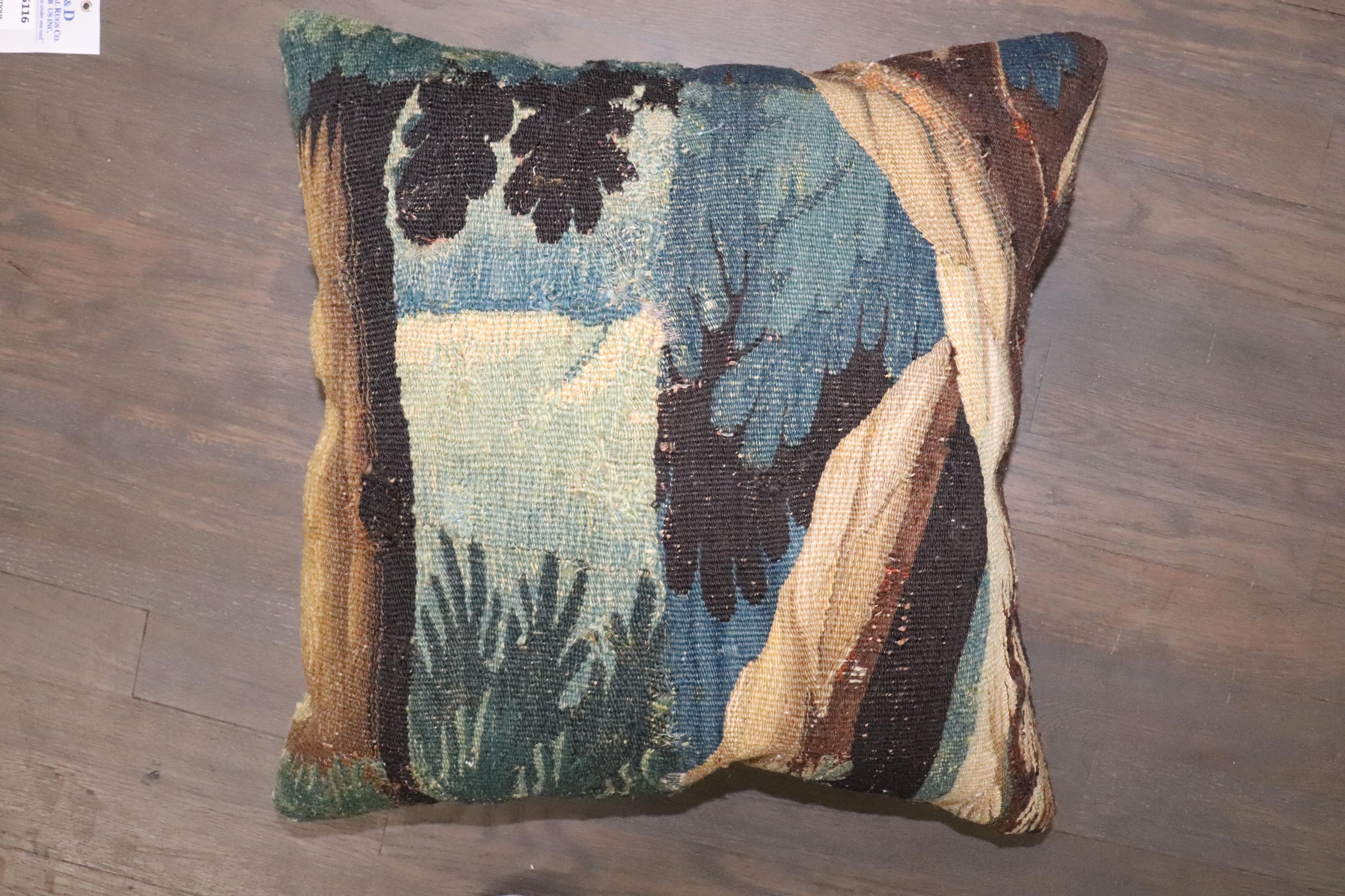 un cuscino ricavato da un arazzo francese della metà del XIX secolo

14'' x 16''