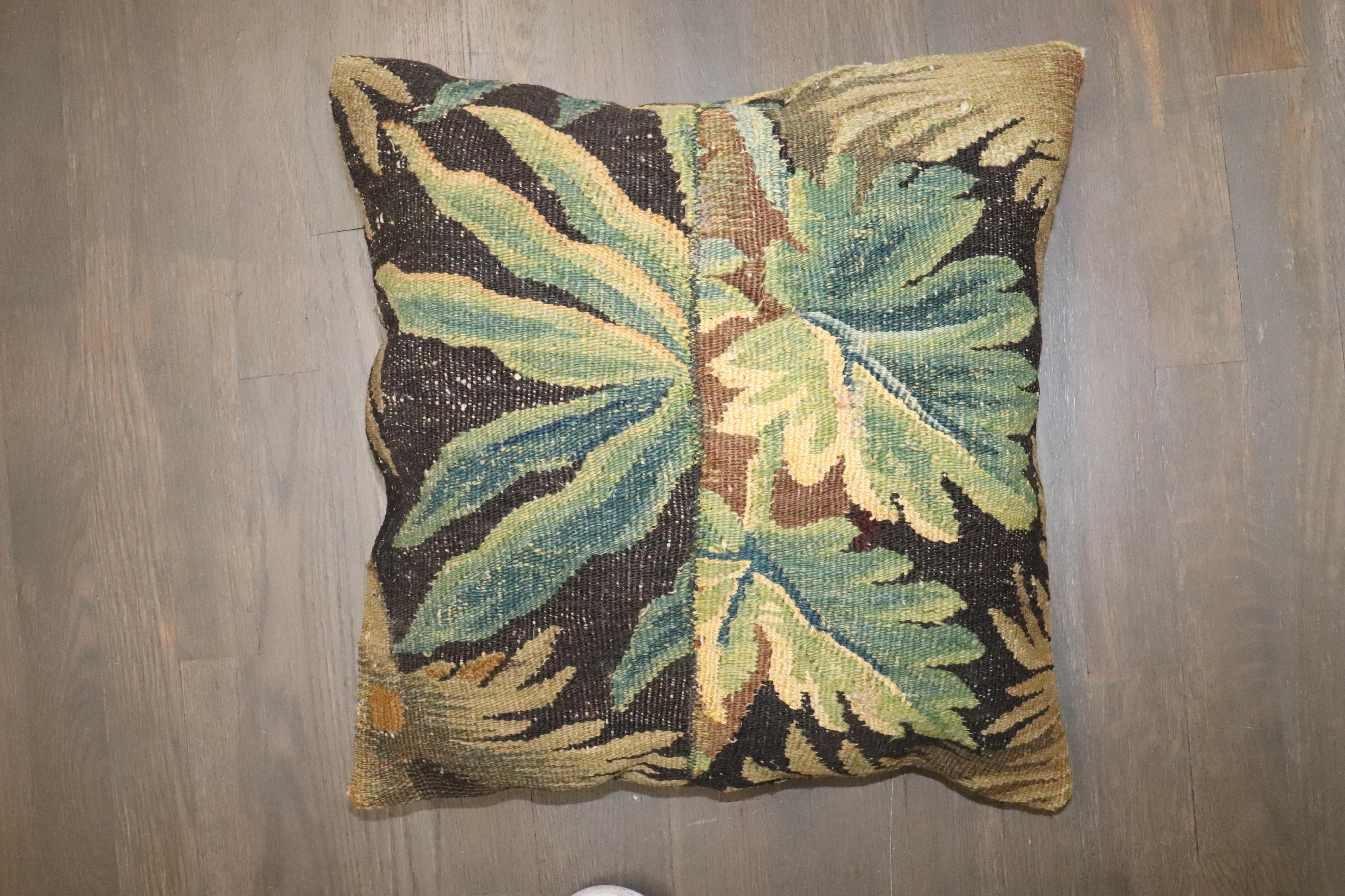 un cuscino ricavato da un arazzo francese della metà del XIX secolo

14'' x 16''
