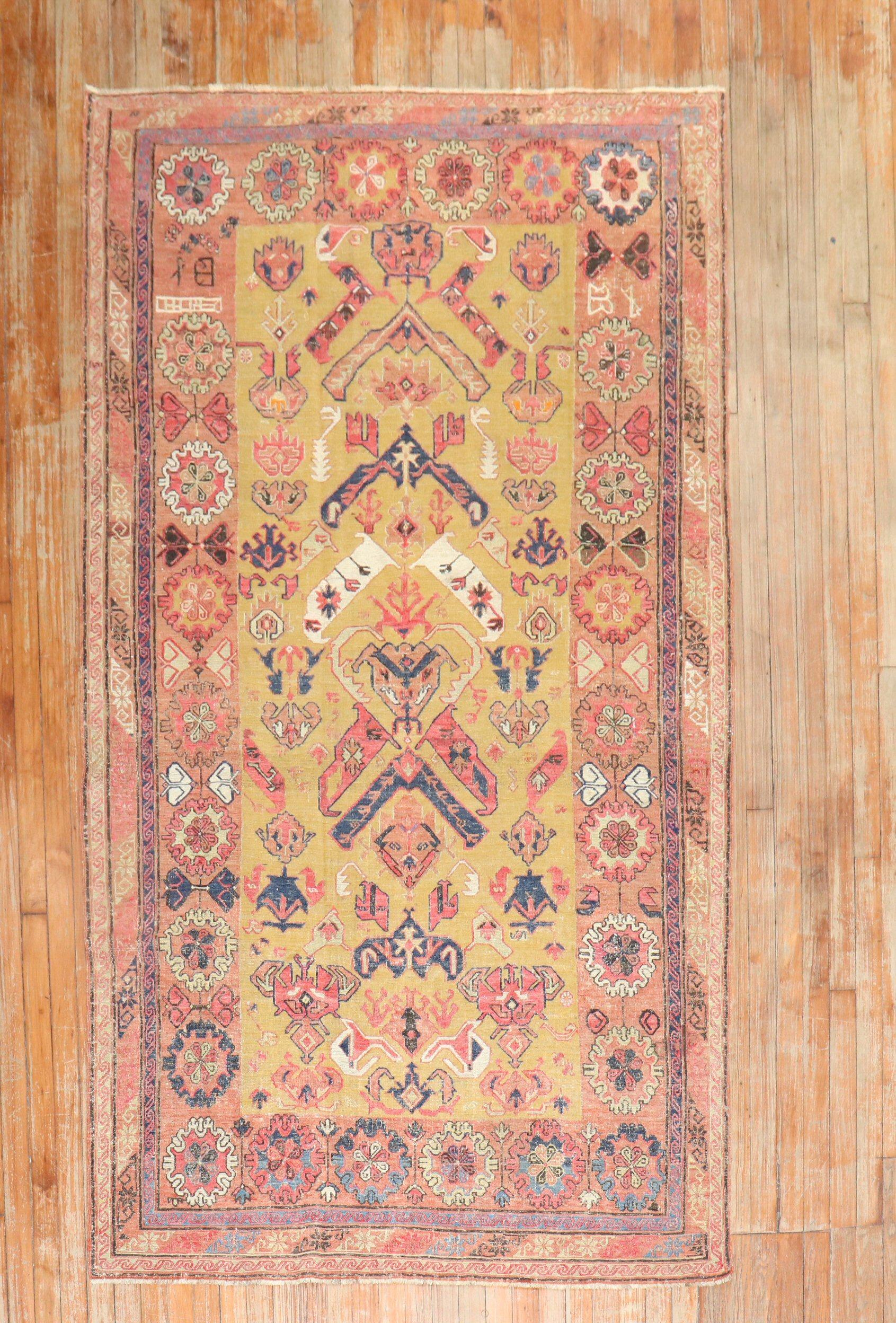 Tapis persan Soumak à tissage plat de la fin du 19e siècle, avec un motif géométrique tribal all-over en couleurs rustiques sur un champ d'or habituel

Mesures : 7' x 10'.