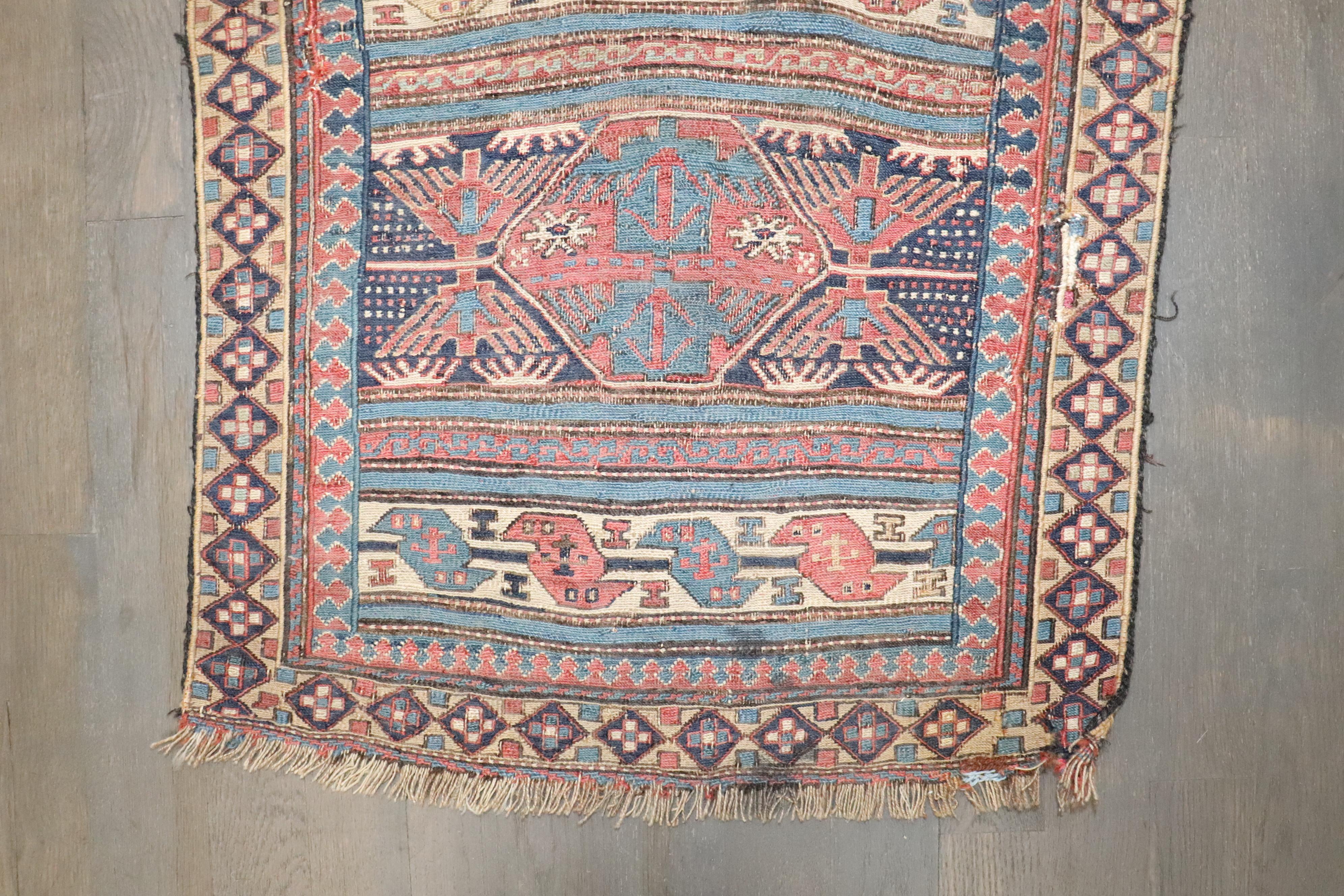 Tappeto tribale persiano Soumak soumac del XIX secolo r

Misure: 1'8'' x 1'10''.