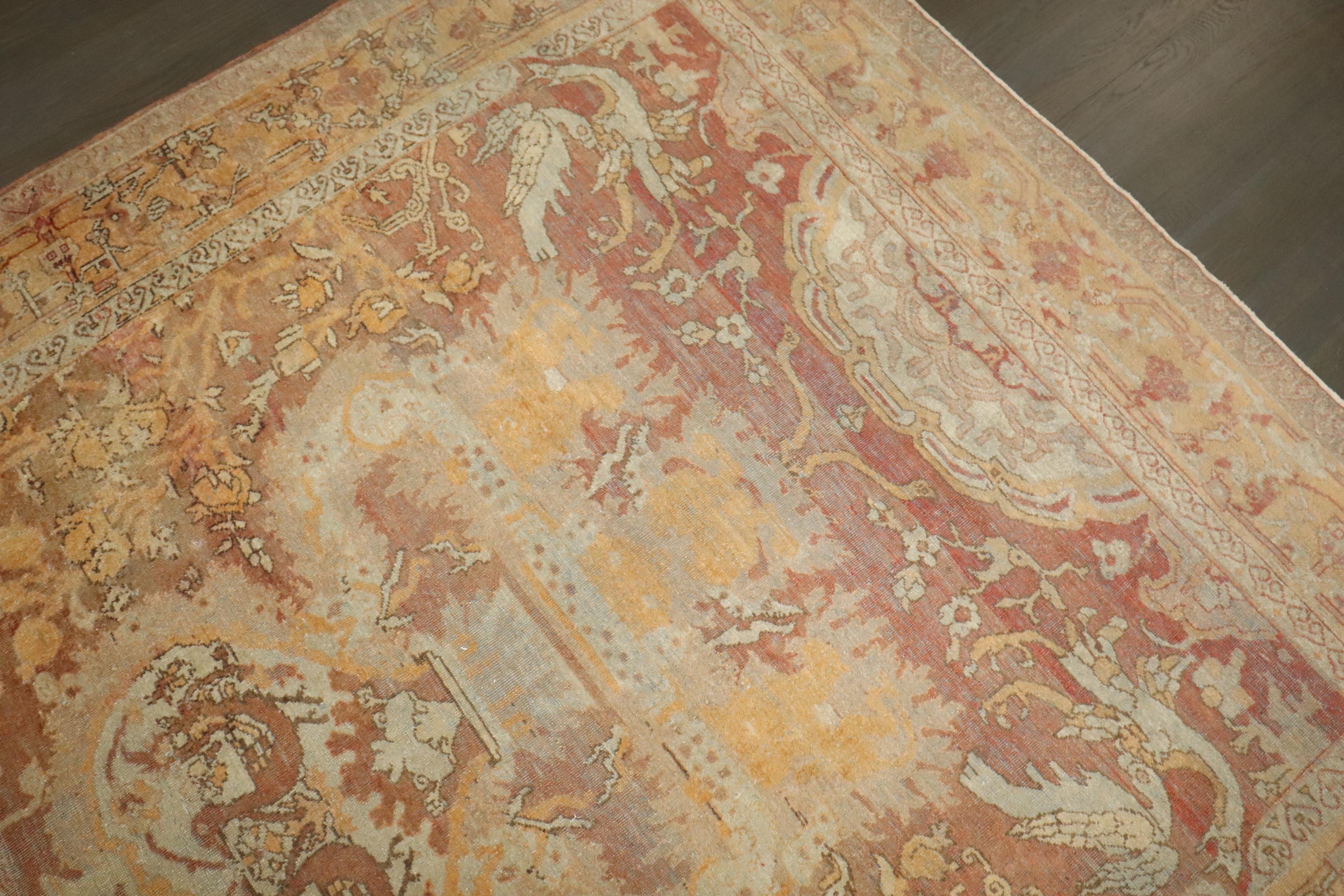 Ein kleiner quadratischer indischer Agra-Teppich mit Bildern aus dem späten 19. Jahrhundert.

6'1'' x 7'4''

Die historische indische Stadt Agra, die vor allem als Heimat des Taj Mahal bekannt ist, hat eine lange und illustre Tradition der
