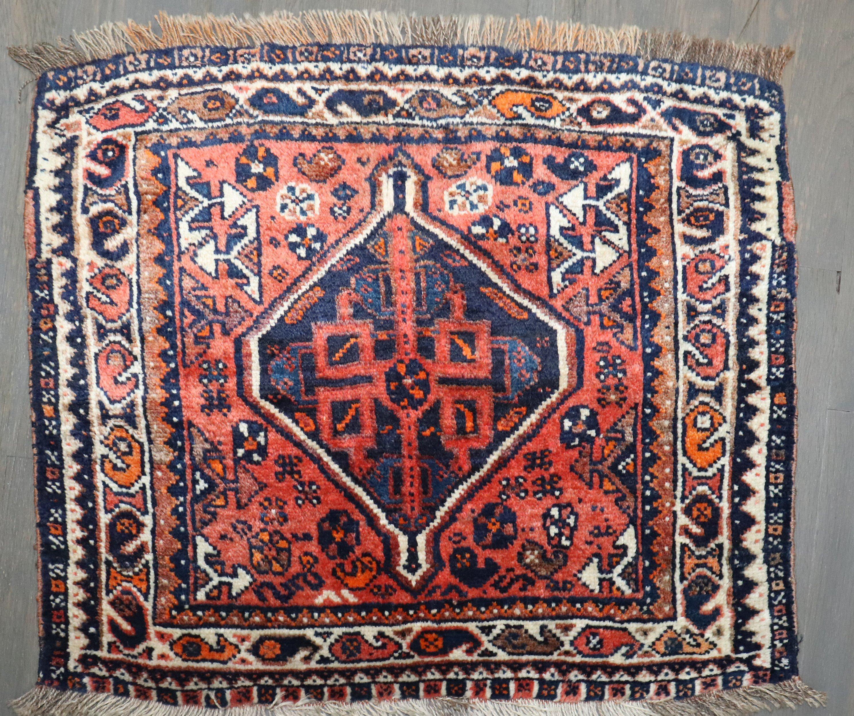 Bagface kurdo persa del 2º cuarto del siglo XX

Detalles
alfombra no.	j3496
talla	1' 4