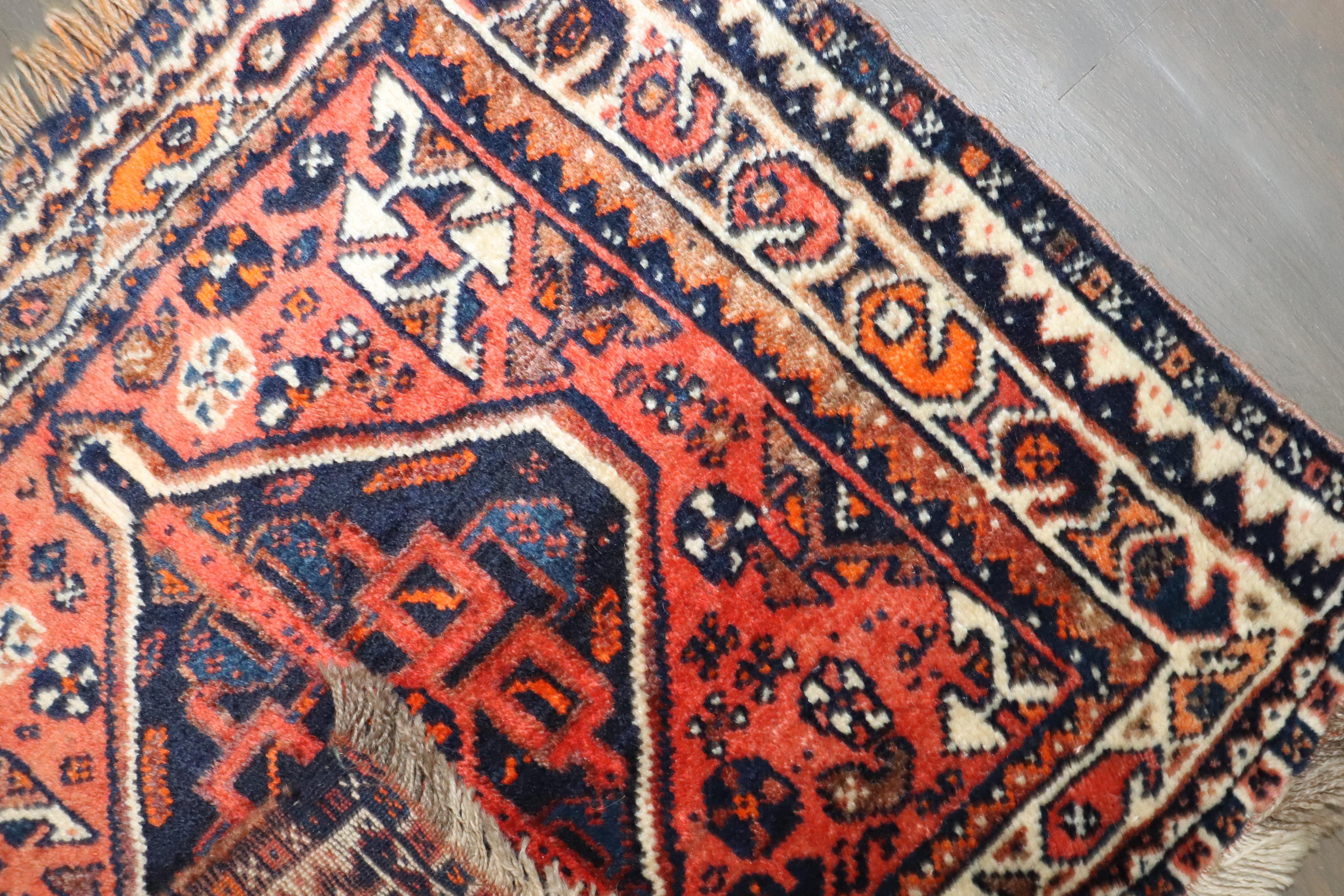 Colección Zabihi Alfombra Persa Siglo 20h Cara de Bolsa Tribal en venta