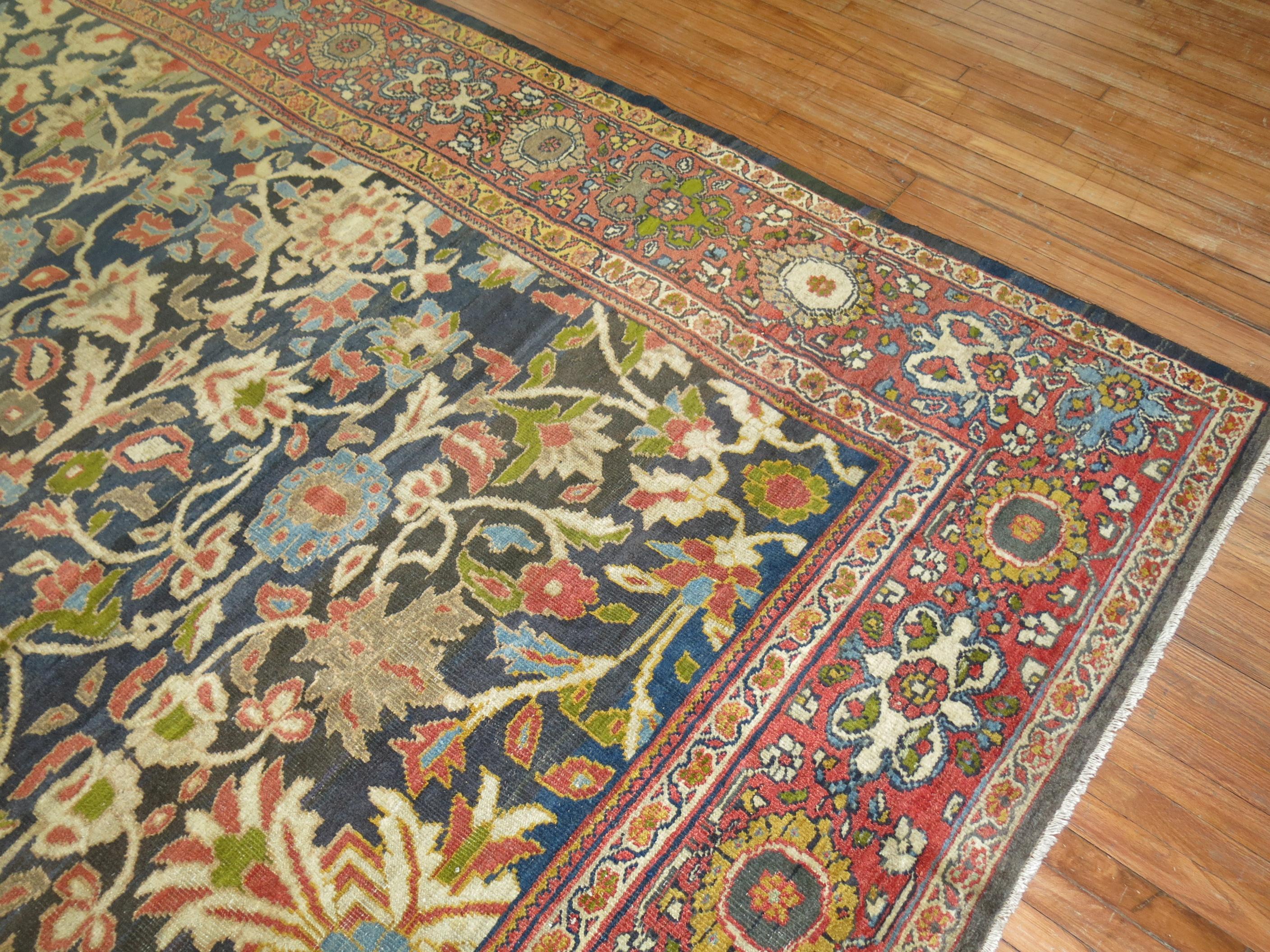 Un phénoménal tapis persan Mahal/Sultanabad tissé par la firme suisse Ziegler & Co. Ce qui rend ce tapis exceptionnel, c'est son design surdimensionné à grande échelle et l'utilisation de couleurs tout à fait uniques. Principalement de couleur