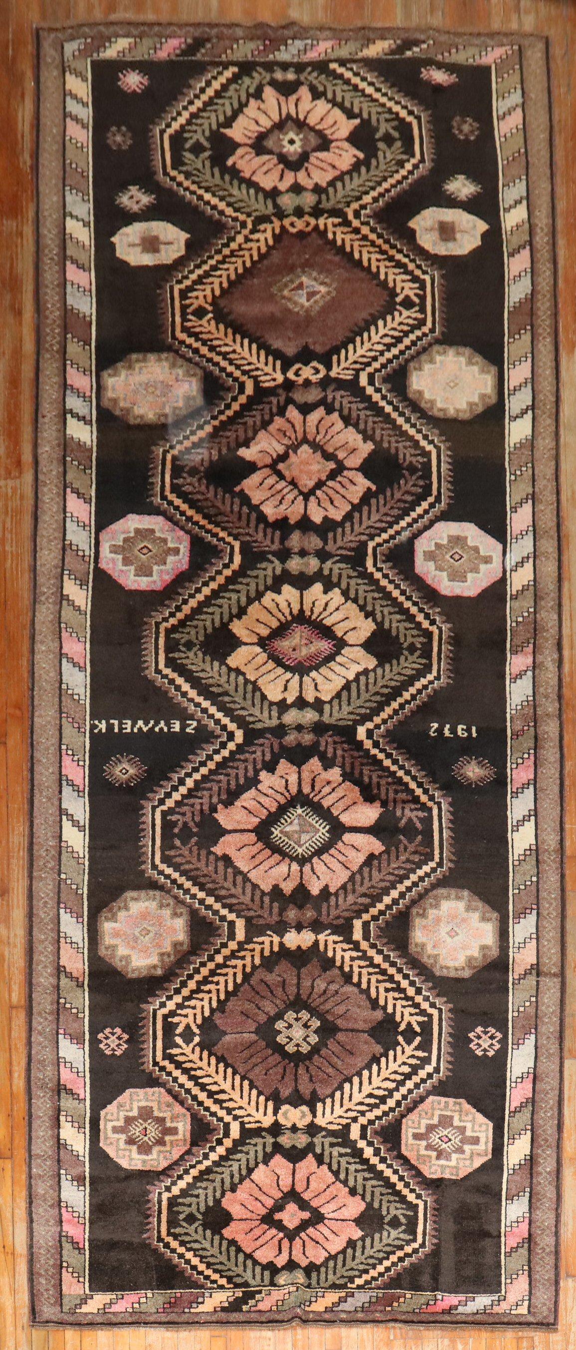 Lana Zabihi Collection Tappeto a corridoio turco di Kars Anatoliano del XX secolo in vendita