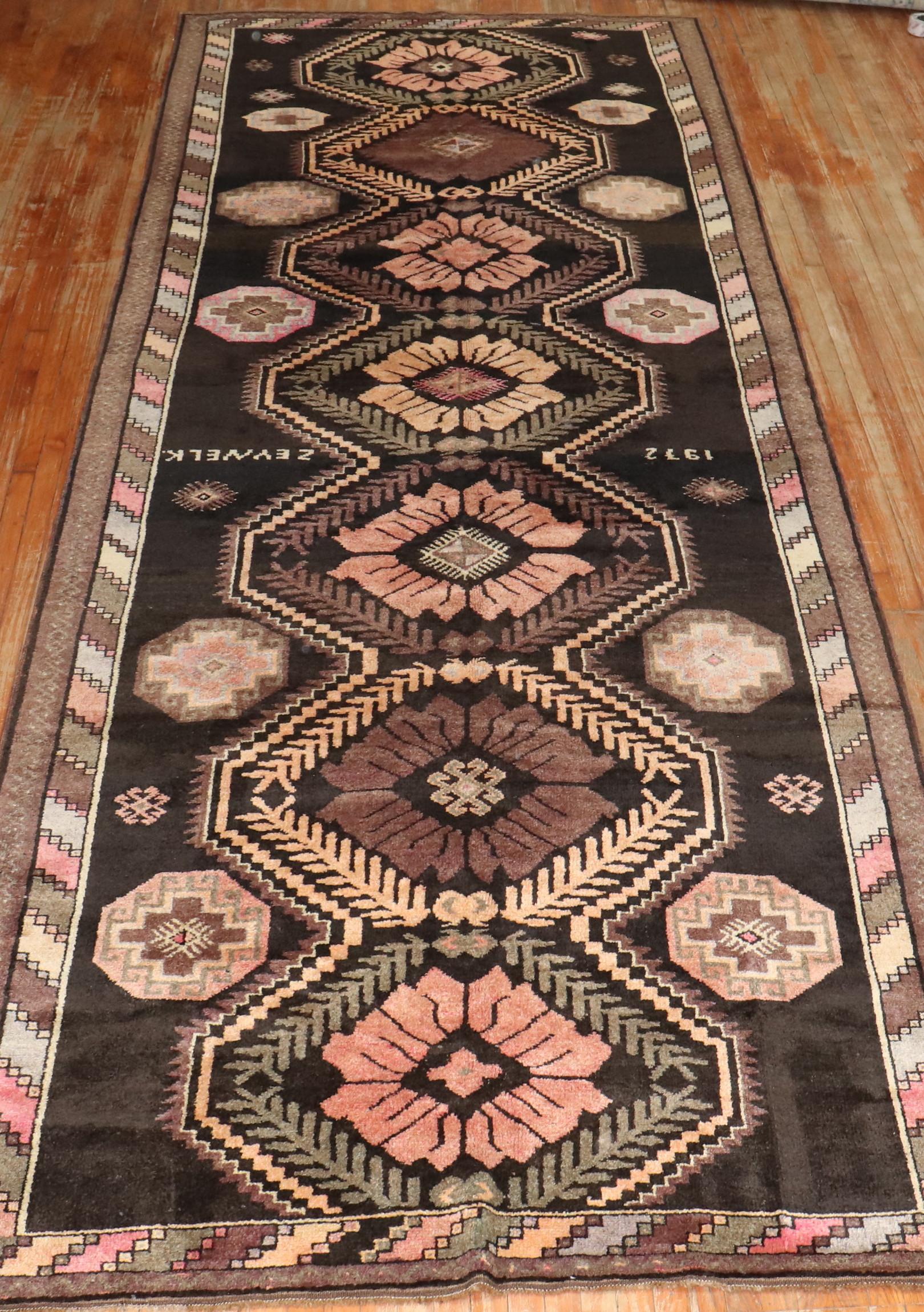 Zabihi Collection Tappeto a corridoio turco di Kars Anatoliano del XX secolo in vendita 1