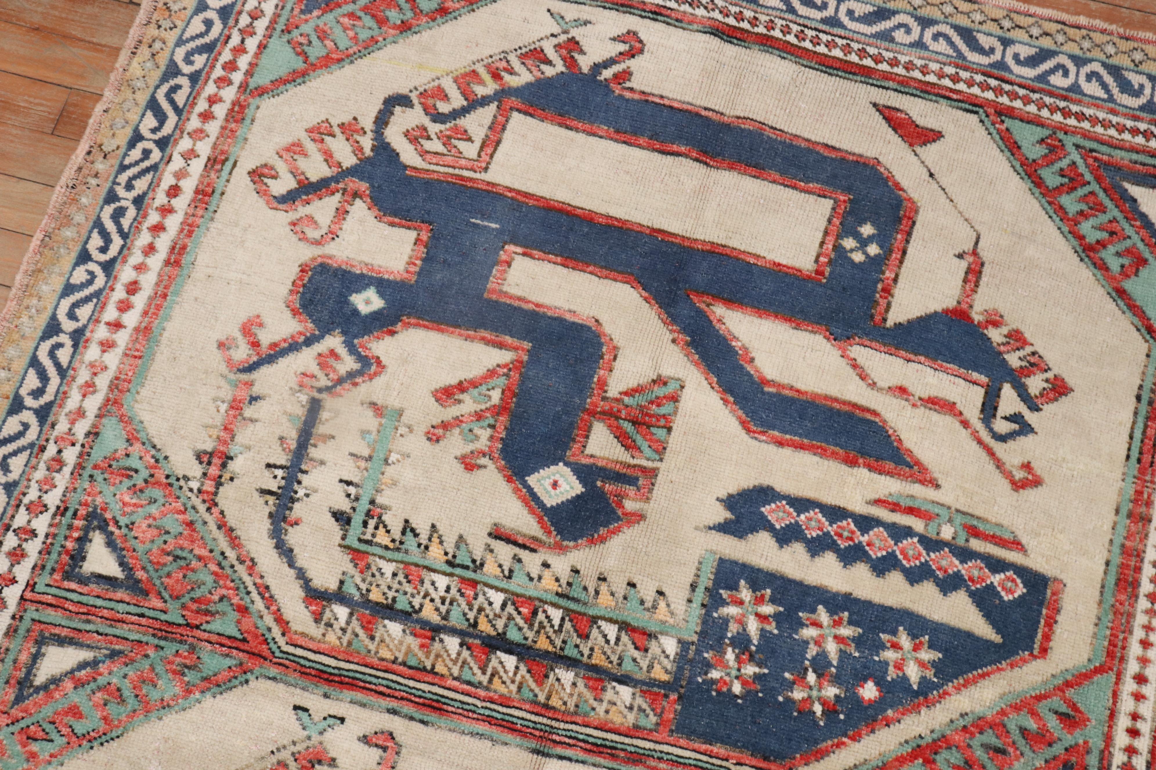 Tappeto turco della metà del XX secolo raffigurante due serpenti striscianti su un campo d'avorio

Dettagli
rug no.	r5744
dimensione	4' 3