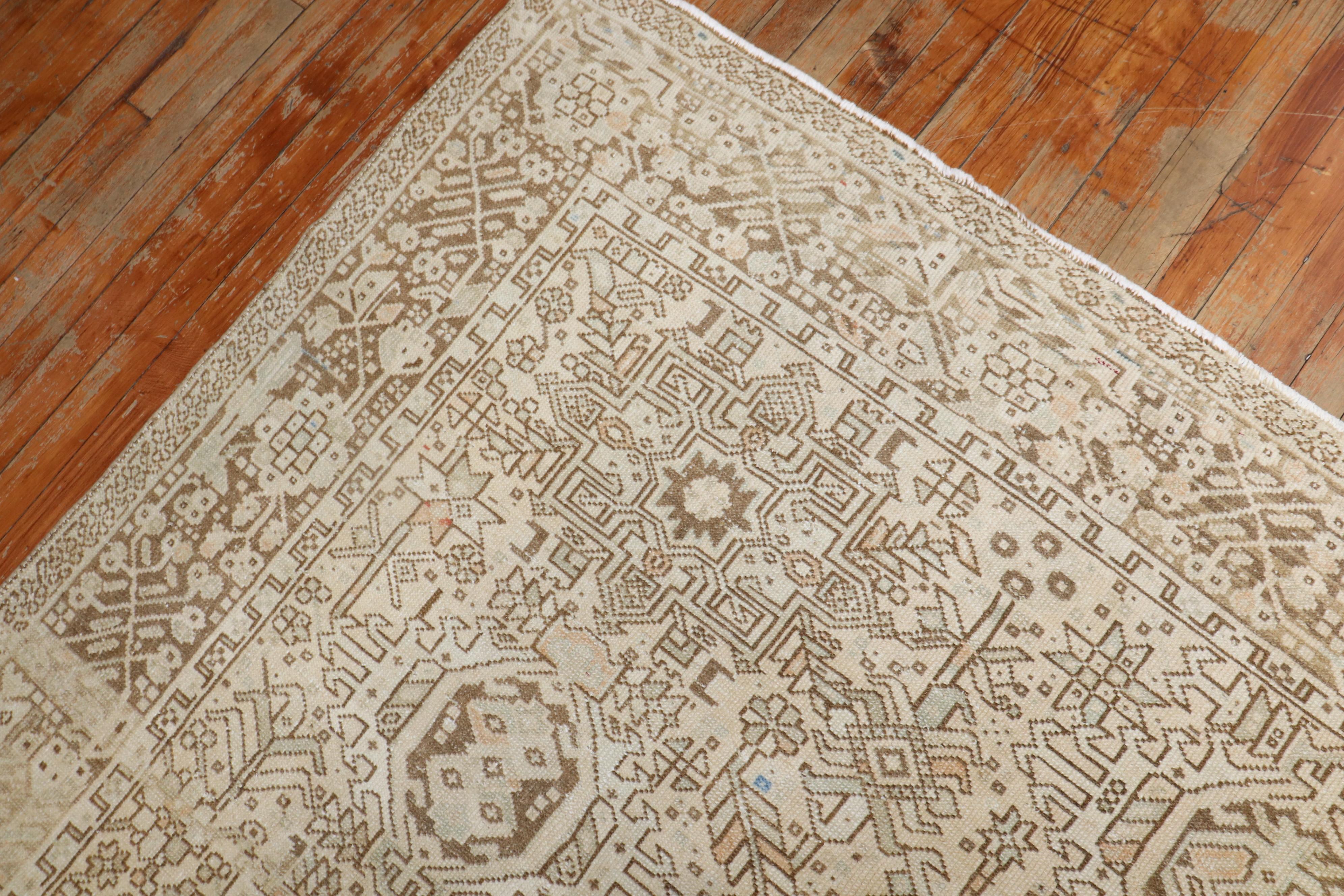 Zabihi Kollektion Abrashed Antiker persischer Heriz-Teppich in Zimmergröße (Tudor) im Angebot