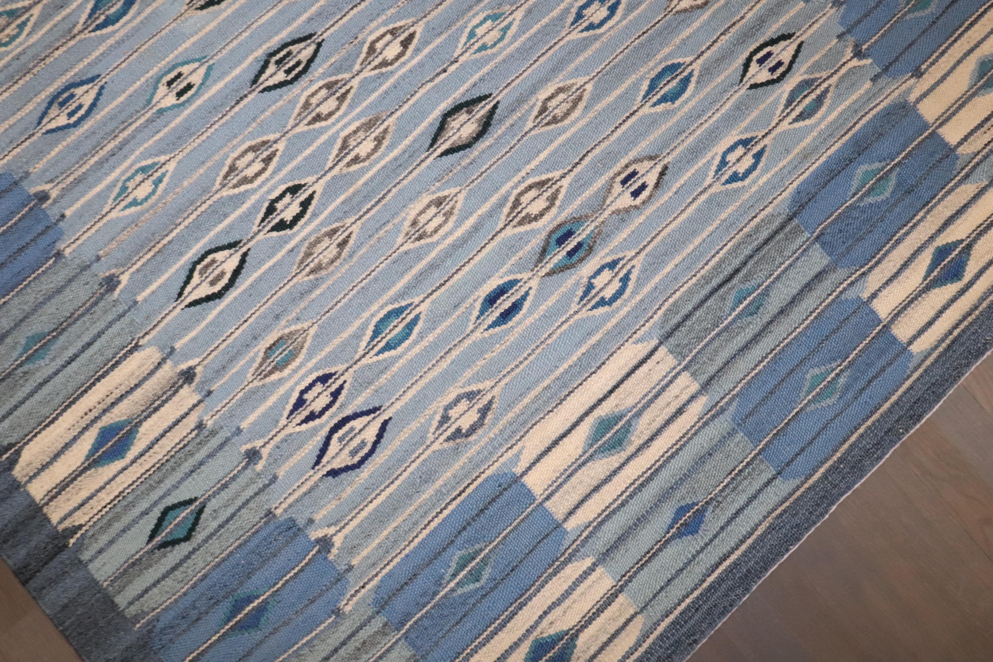 Zabihi Collection'S Kilim svedese astratto blu In condizioni buone in vendita a New York, NY