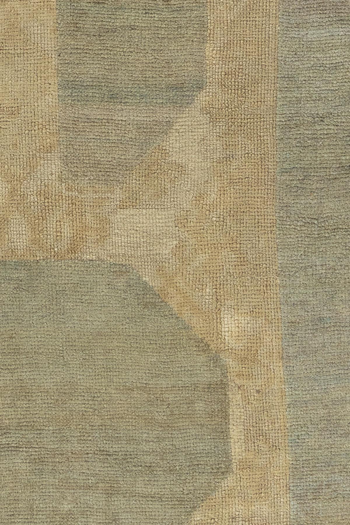 Ein abstraktes, einzigartiges, großes, quadratisches, antikes türkisches Oushak  Teppich aus den 1920er Jahren mit einem abstrakten Motiv in zartem Grün auf einem Weizengrund

Maße: 13'9'' x 13'10''