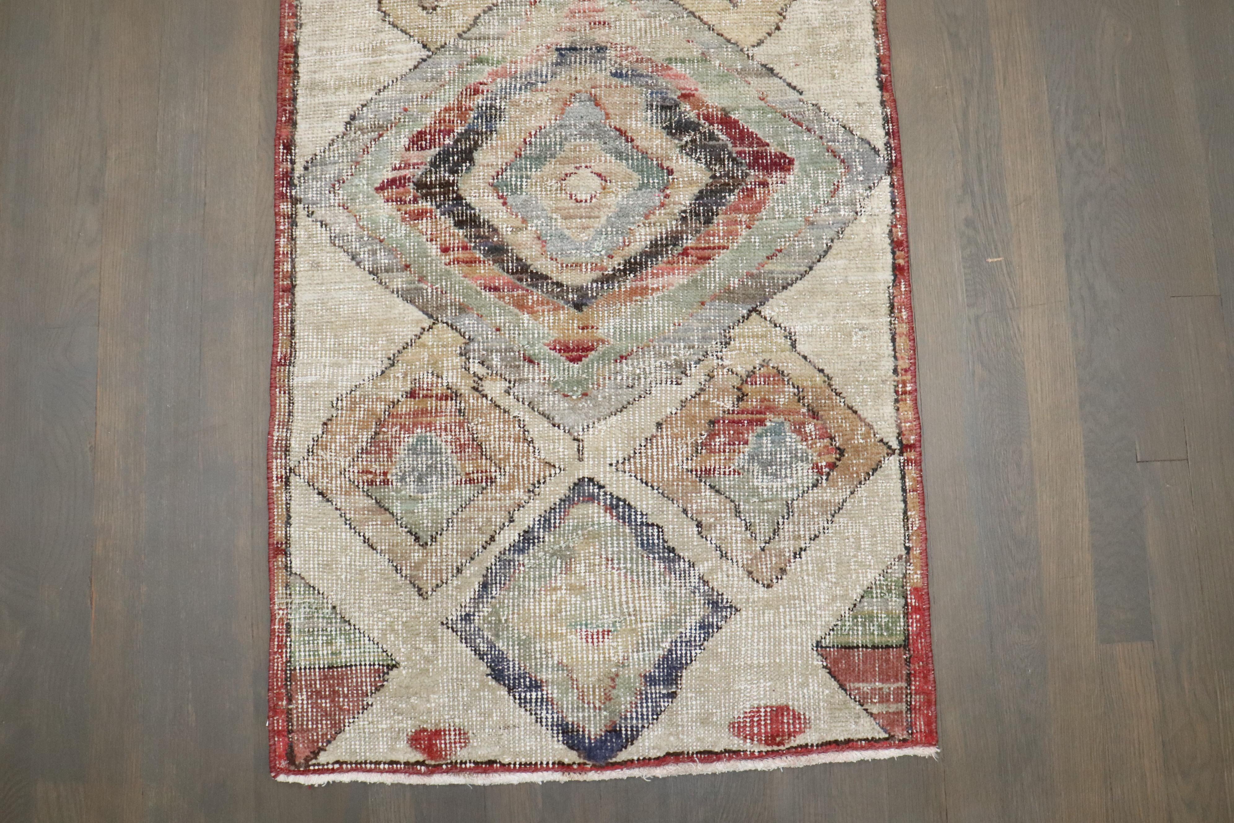 Zabihi Collection Abstrakt Mitte des 20. Jahrhunderts Türkischer Deko-Teppich im Angebot 1