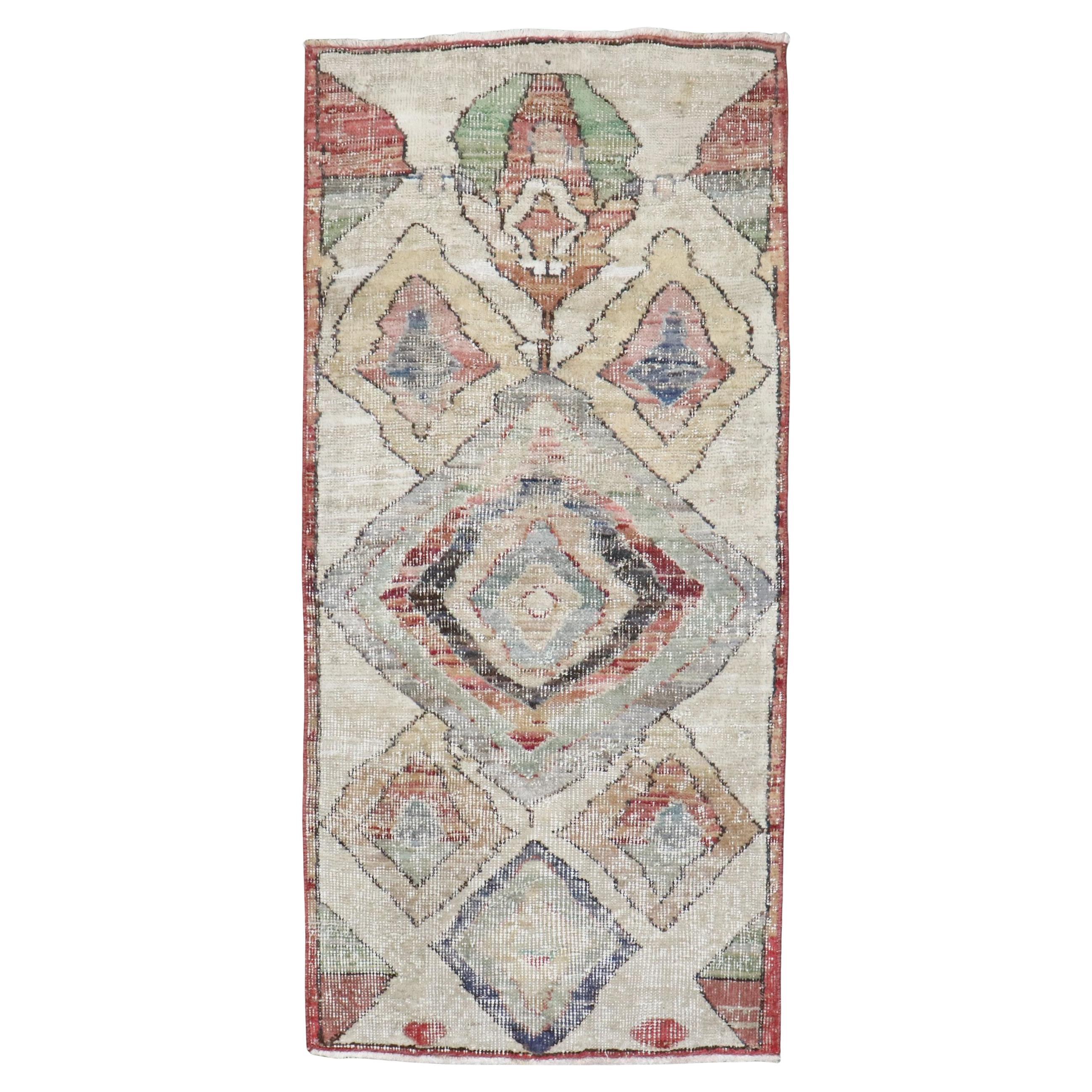 Zabihi Collection Abstrakt Mitte des 20. Jahrhunderts Türkischer Deko-Teppich im Angebot