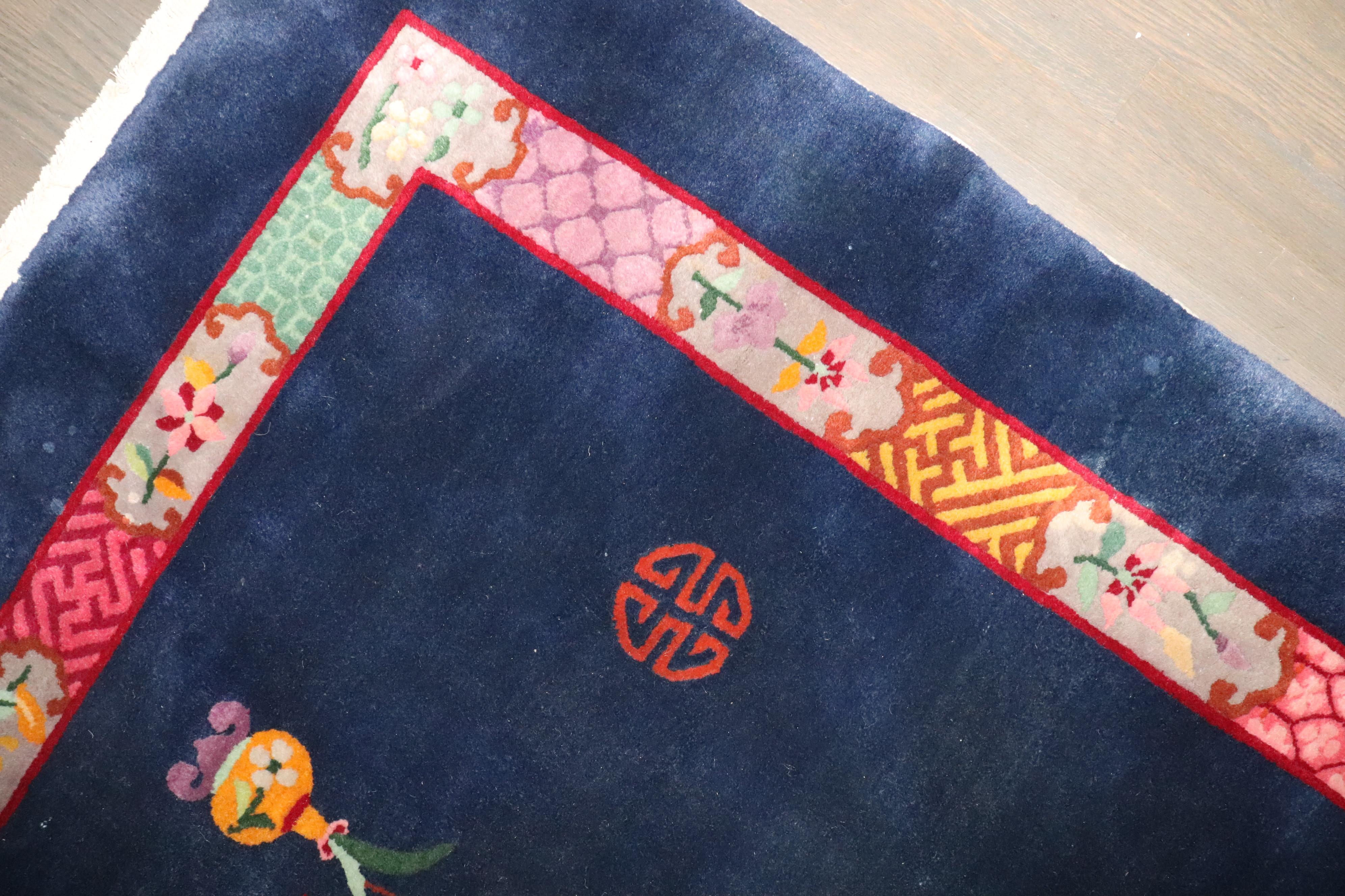 20ième siècle Zabihi Collection Sal, tapis d'accent chinois Art déco Life of Prosperity en vente