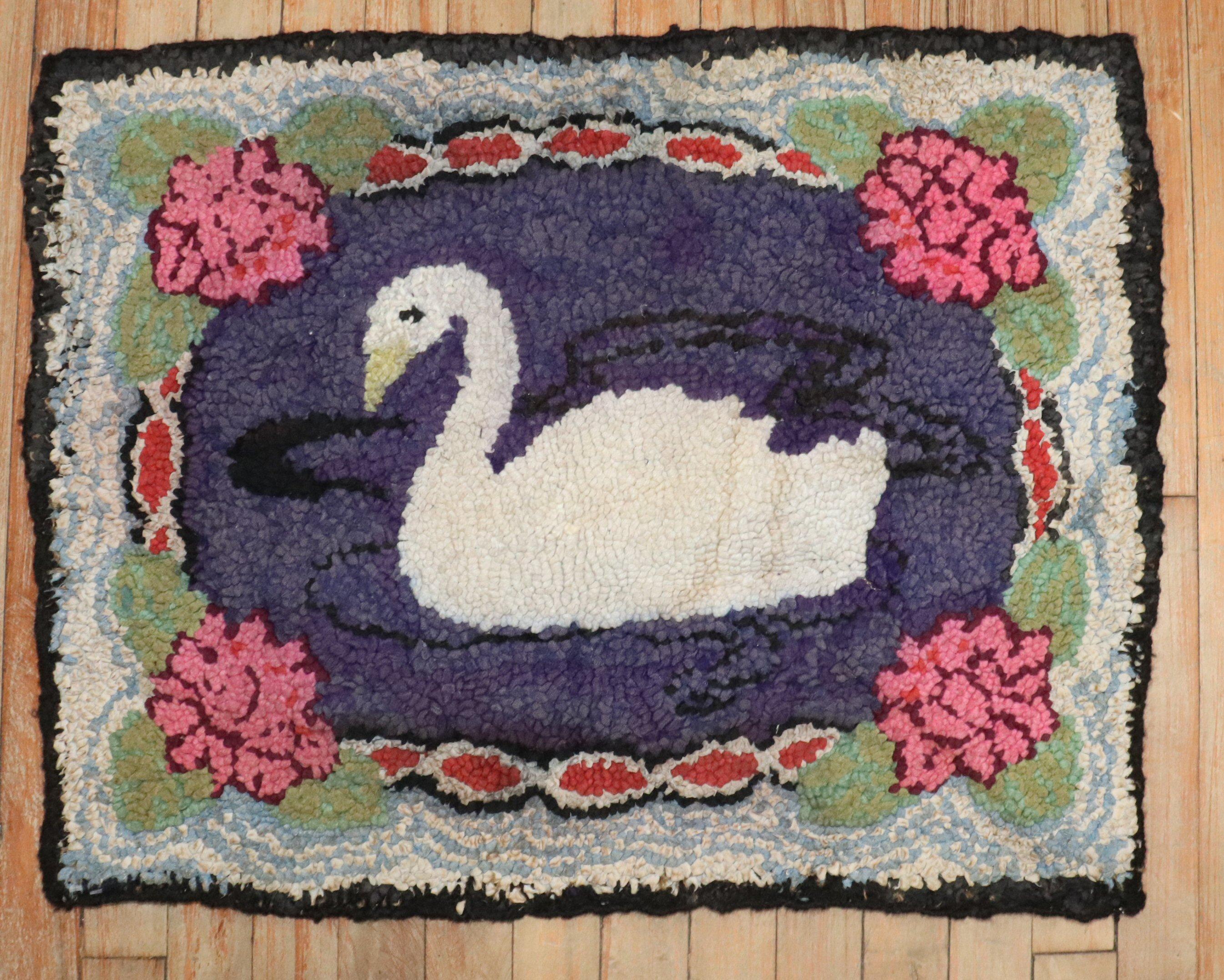 Alfombra americana de ganchillo de mediados del siglo XX, de tamaño mini, hecha a mano, que muestra un pato

Medidas: 2' x 2'6''.