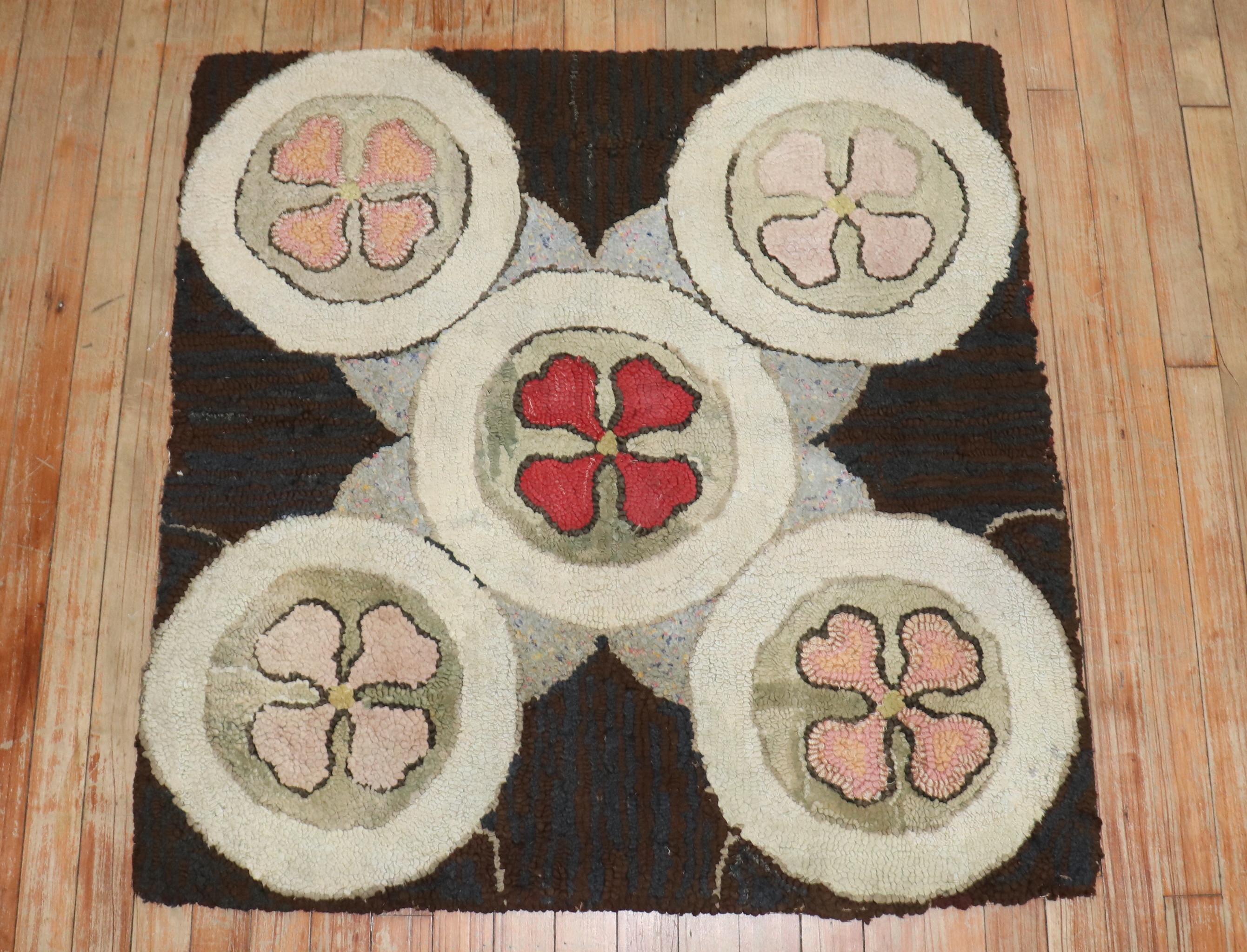 quadratischer amerikanischer Hakenteppich aus dem frühen 20.

Maße: 3' x 3'