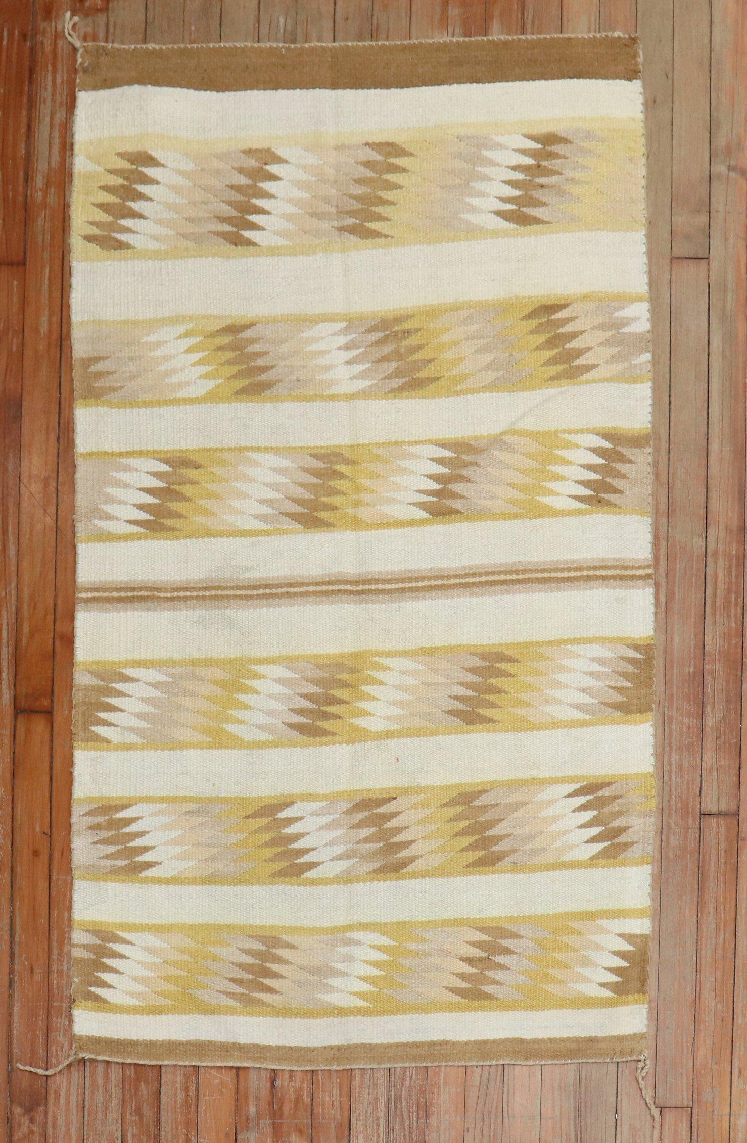 Alfombra navajo americana del siglo XX, muy decorativa. Marfil, amarillo y marrones

Medidas: 3'1'' x 4'11''.