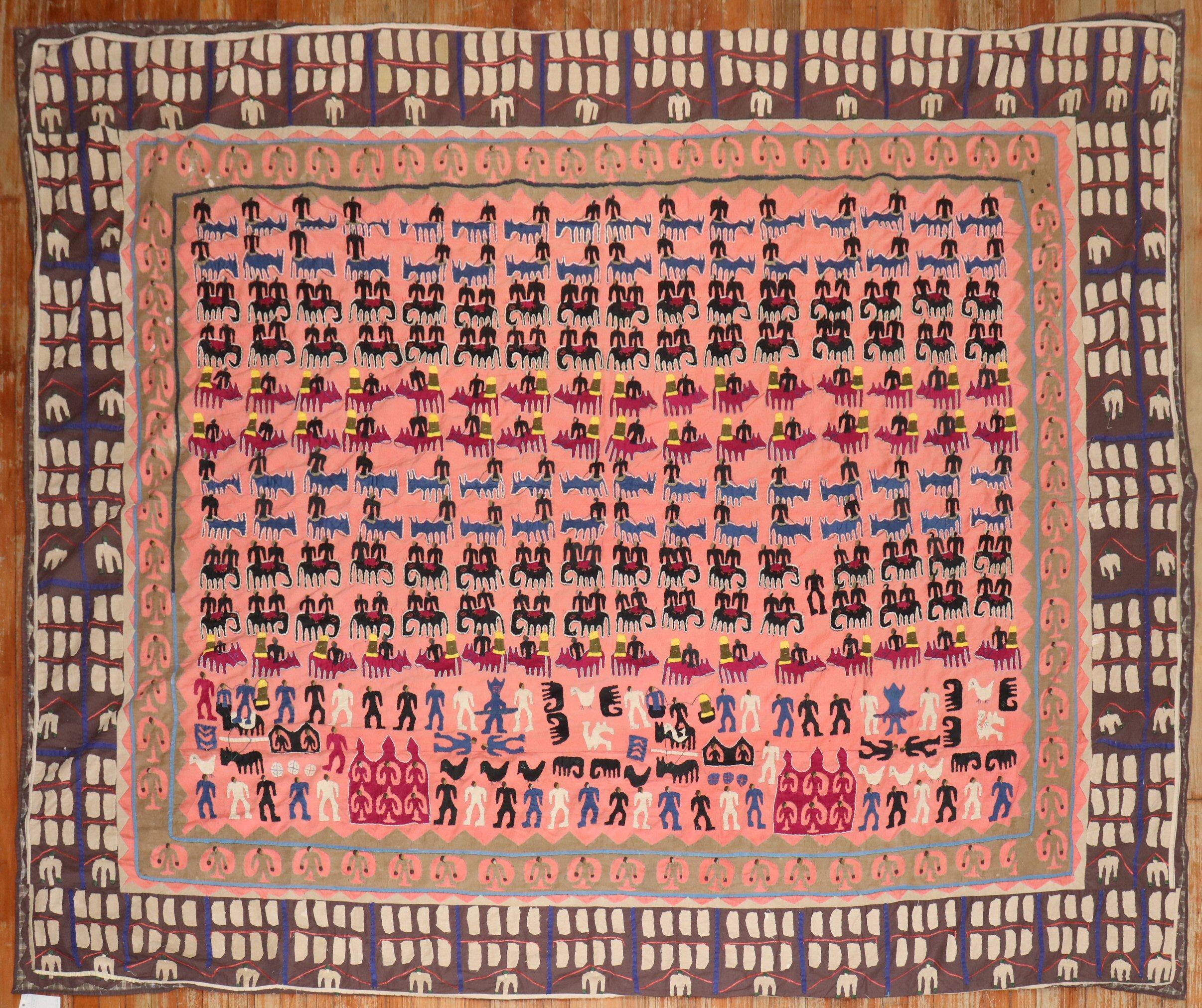 Grand textile Suzani brodé à la main au milieu du 20e siècle, présentant un motif pictural d'animaux sauvages et d'êtres humains sur un fond rose.


Mesures : 6'10