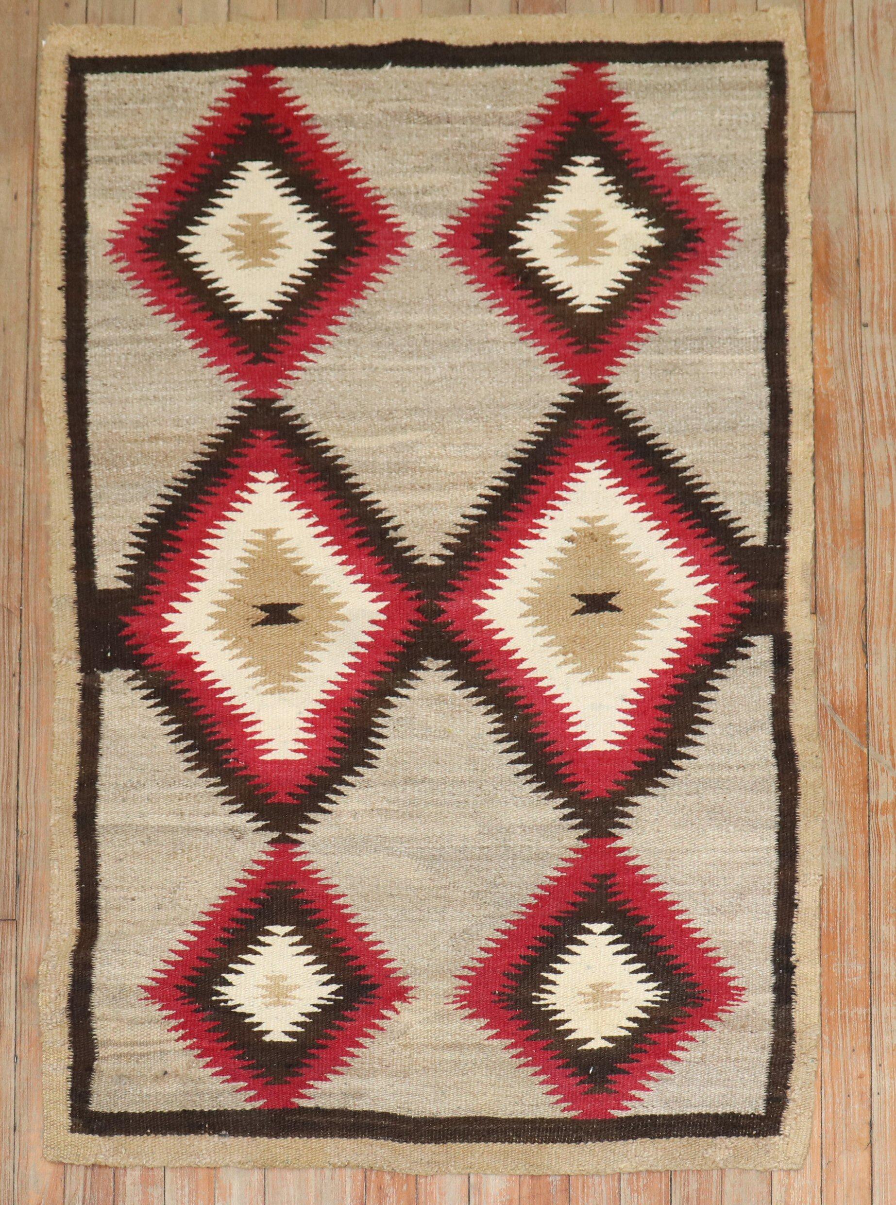 Una coperta tribale Navajo dei primi del Novecento. T

Dettagli
rug no.	j3922
dimensione	2'11'' x 4' 6