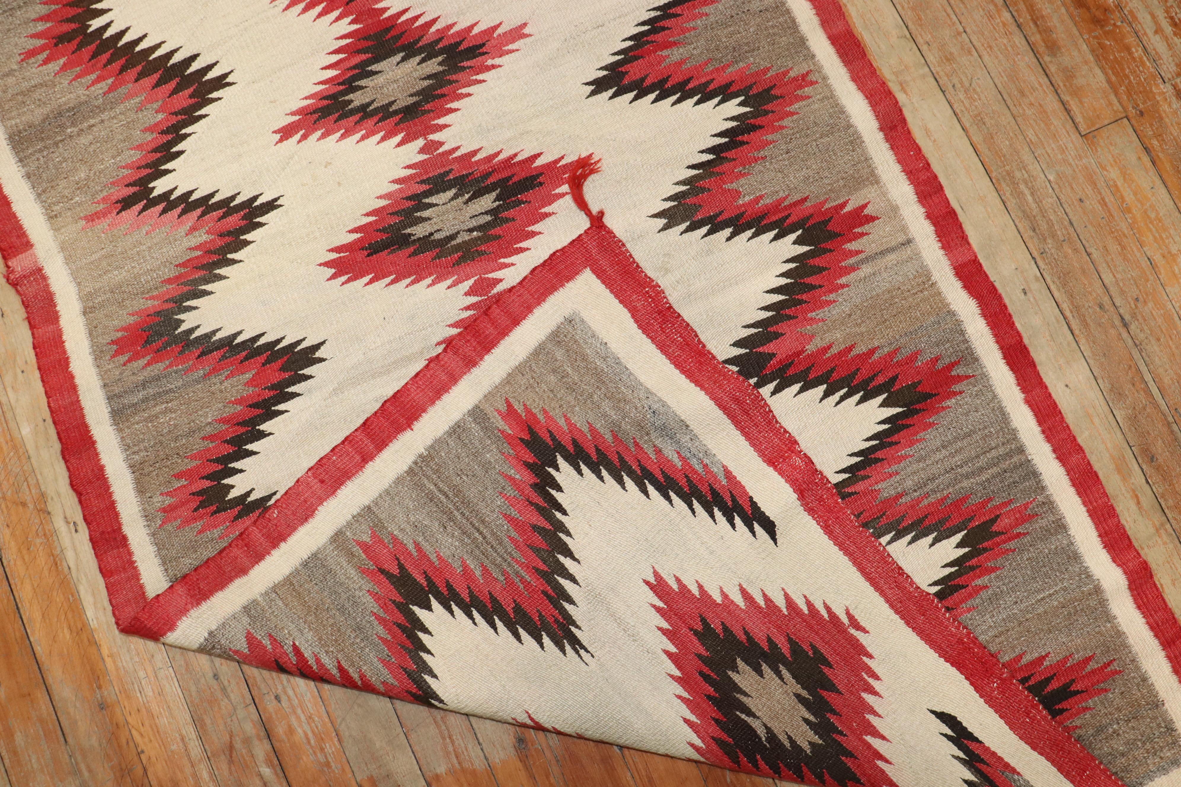 Tissage d'une couverture tribale Navajo du début du 20e siècle.

Détails
rug no.	j3611
taille	3' x 4' 10