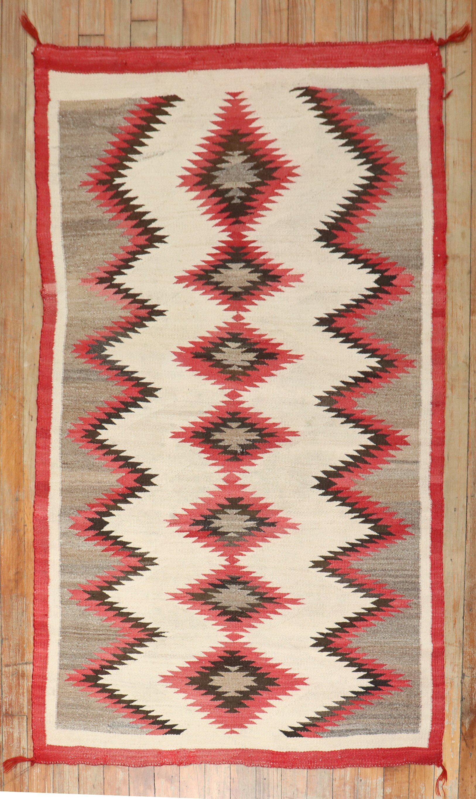 Tissé à la main The Collective Antique American Navajo Ivory Tribal Rug (tapis tribal Navajo) en vente