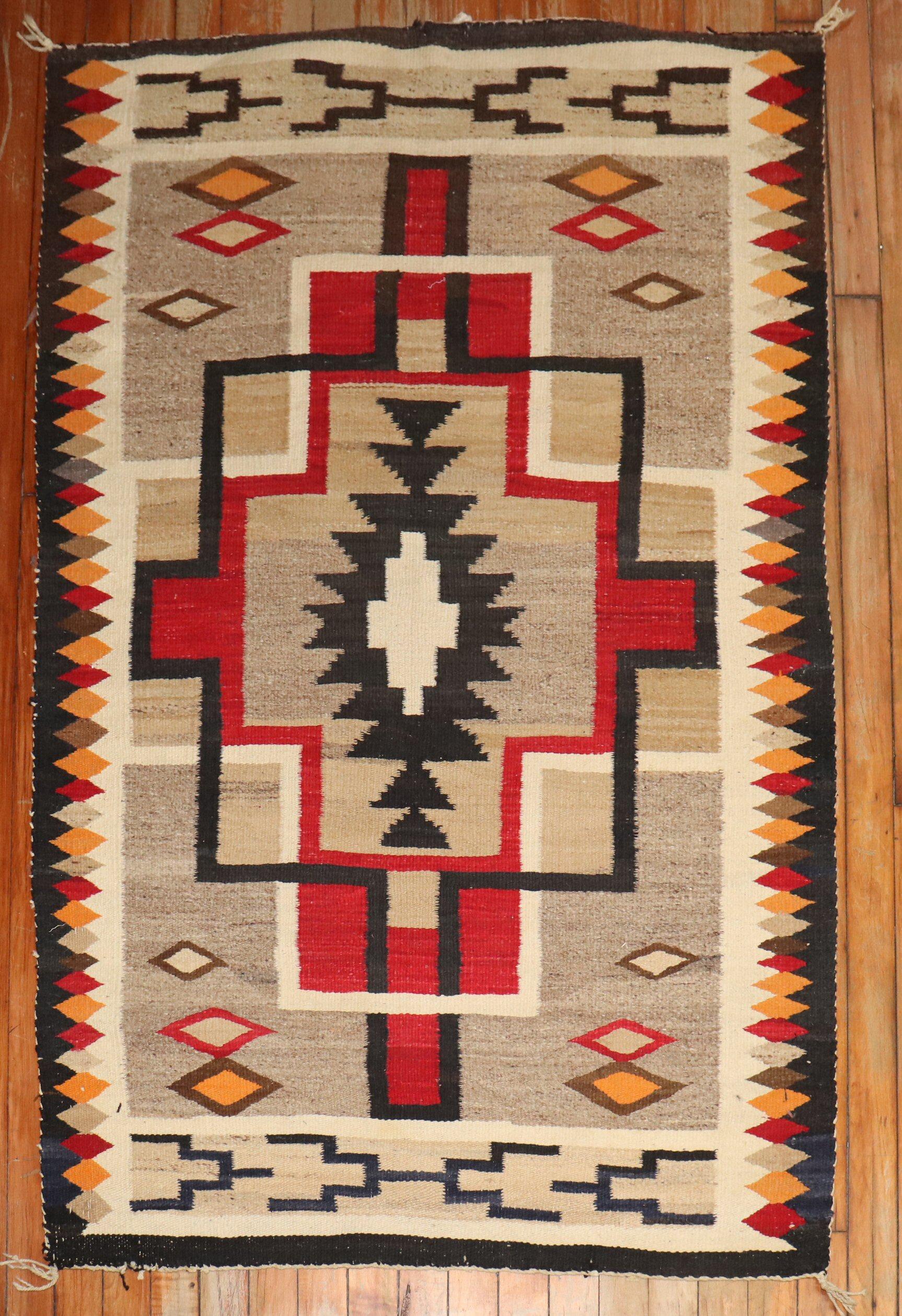 Ein hochdekorativer amerikanischer Navajo-Teppich aus dem 20. Jahrhundert mit geometrischem Stammesmuster  

Maße: 3'2'' x 4'10''.