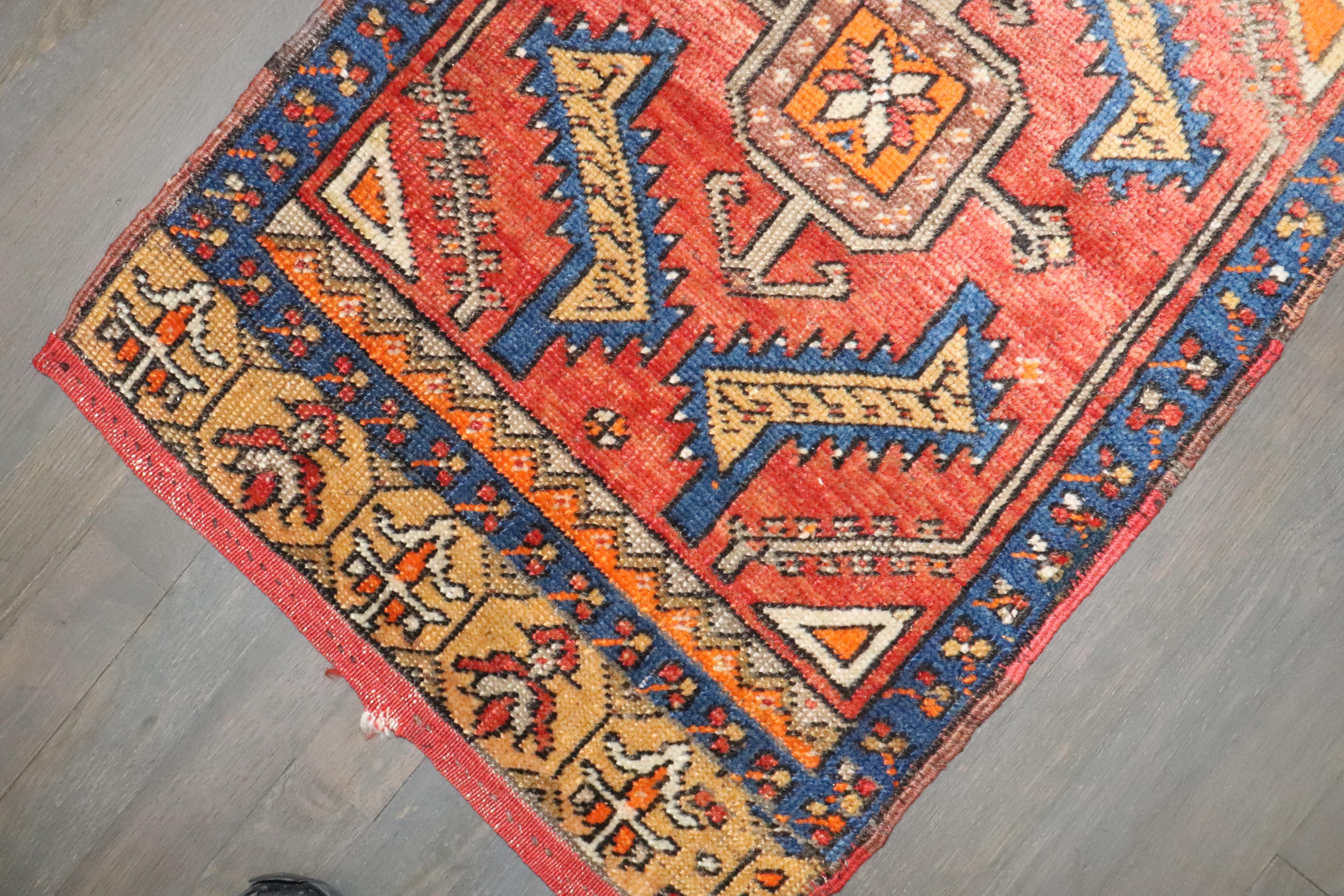 Asiatico Zabihi Collection Tappeto antico anatolico turco piccolo tribale in vendita