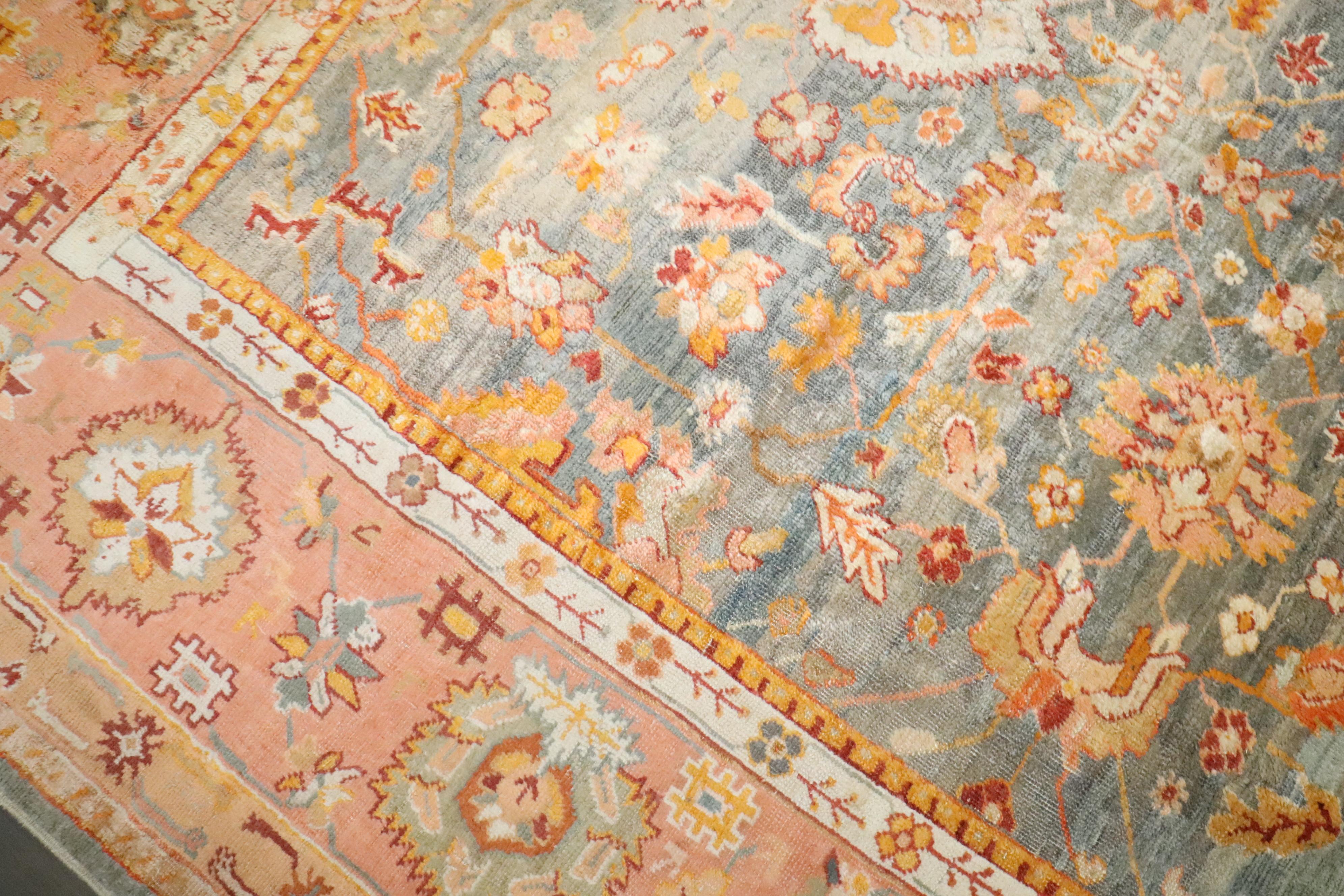 Tappeto Zabihi Collection'S antico in angora Oushak del XIX secolo In condizioni buone in vendita a New York, NY