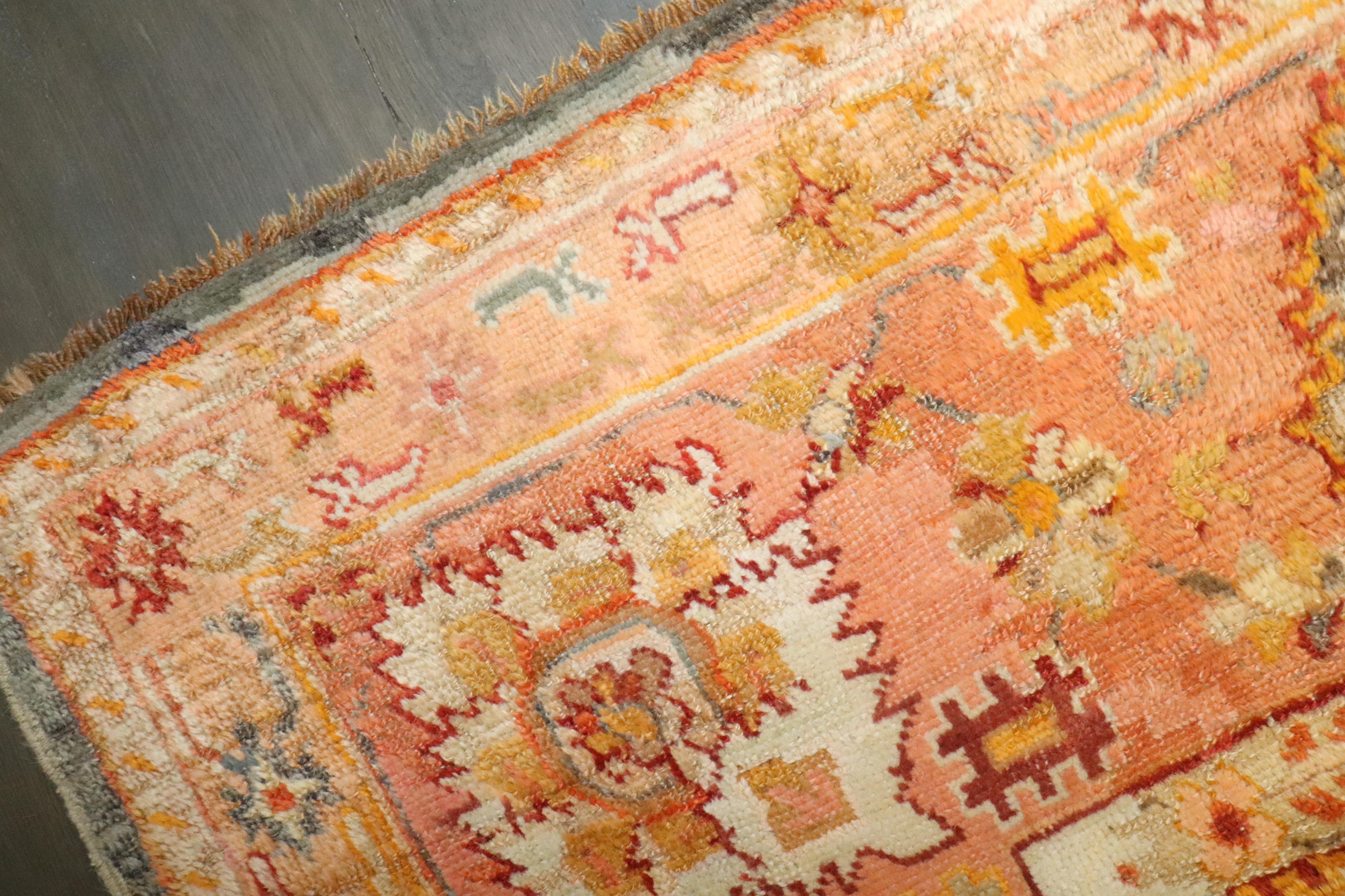 Tappeto Zabihi Collection'S antico in angora Oushak del XIX secolo in vendita 1