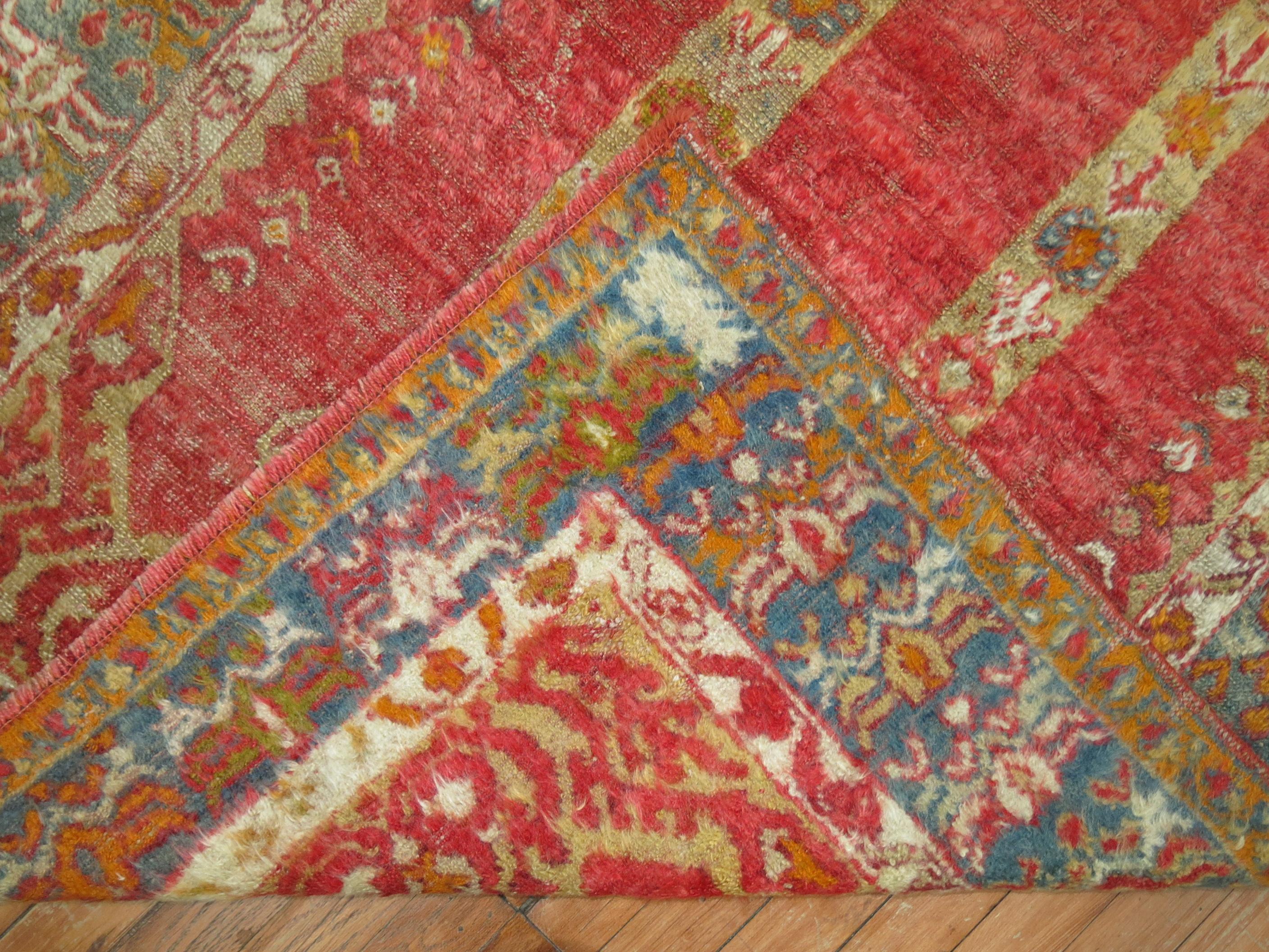 un tappeto in angora oushak della fine del XIX secolo con motivo a nicchia a doppia voluta

Dettagli
rug no.	30857
dimensione	3' 9