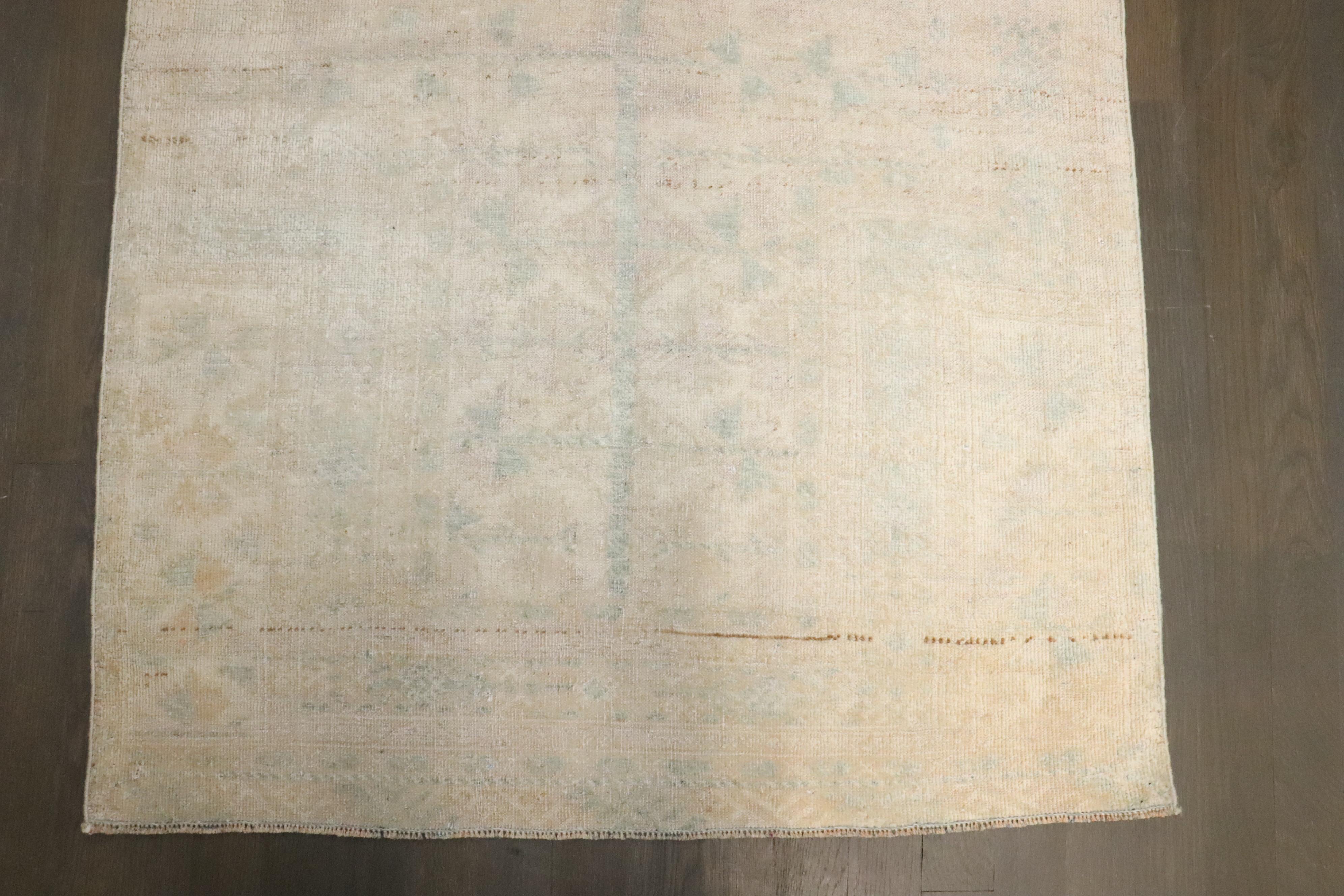 Colección Zabihi Alfombra Antique Balouch Blanqueada en Bueno estado para la venta en New York, NY