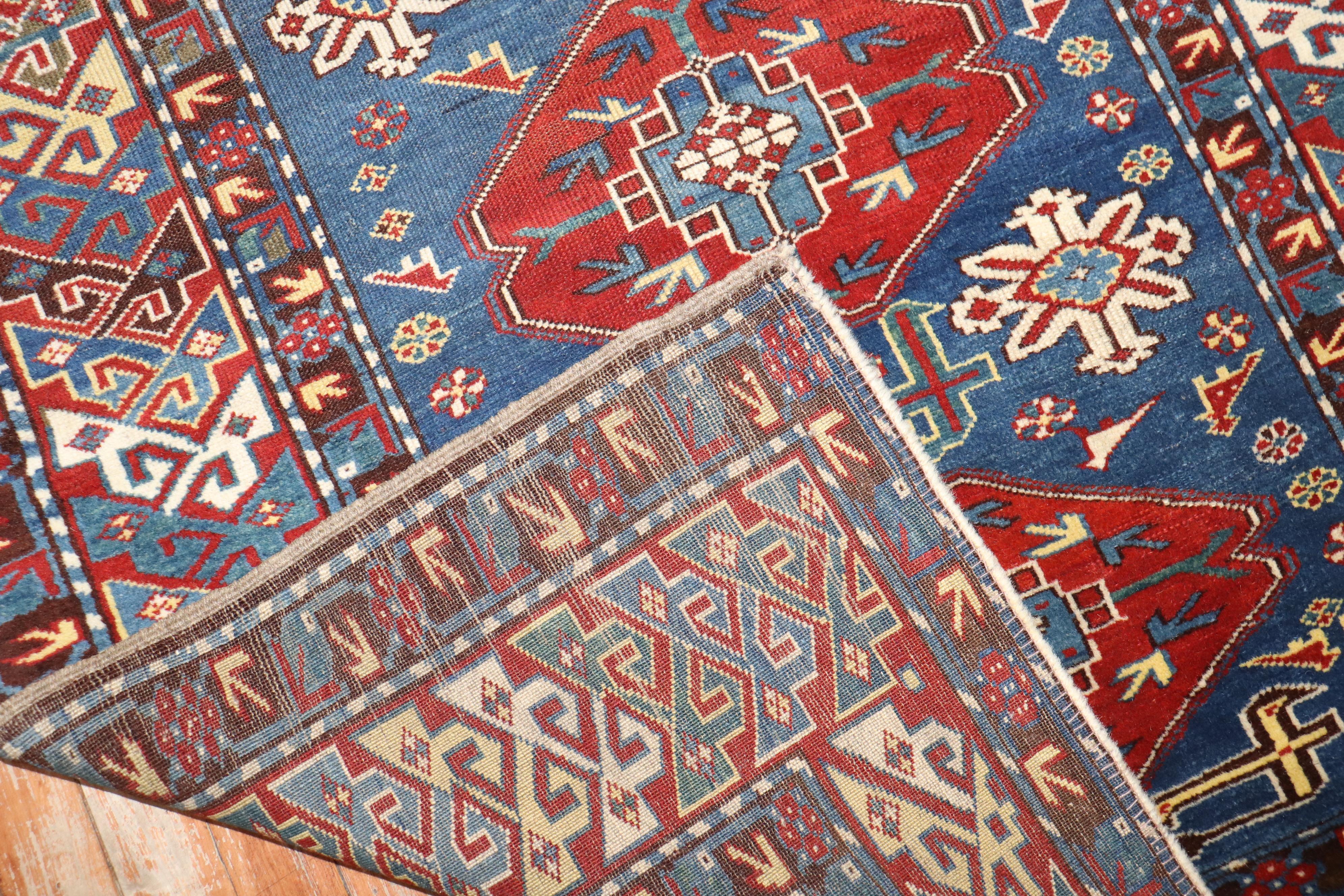 Noué à la main Tapis Shirvan caucasien bleu ancien de la collection Zabihi en vente