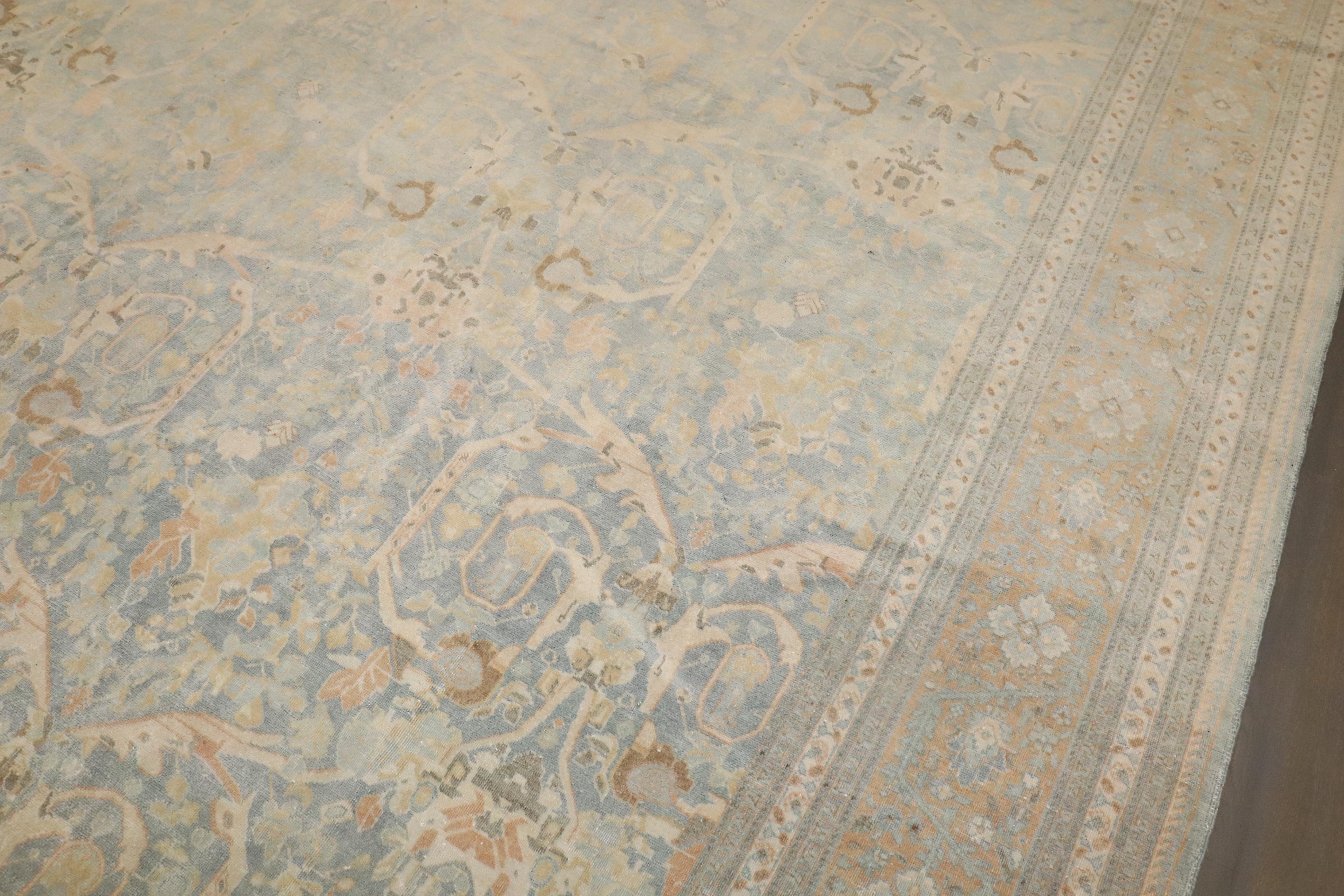 Tappeto persiano Tabriz dei primi del Novecento, di colore blu chiaro, verde e pesca/albicocca

Dettagli
rug no.	j4558
dimensione	11' 3