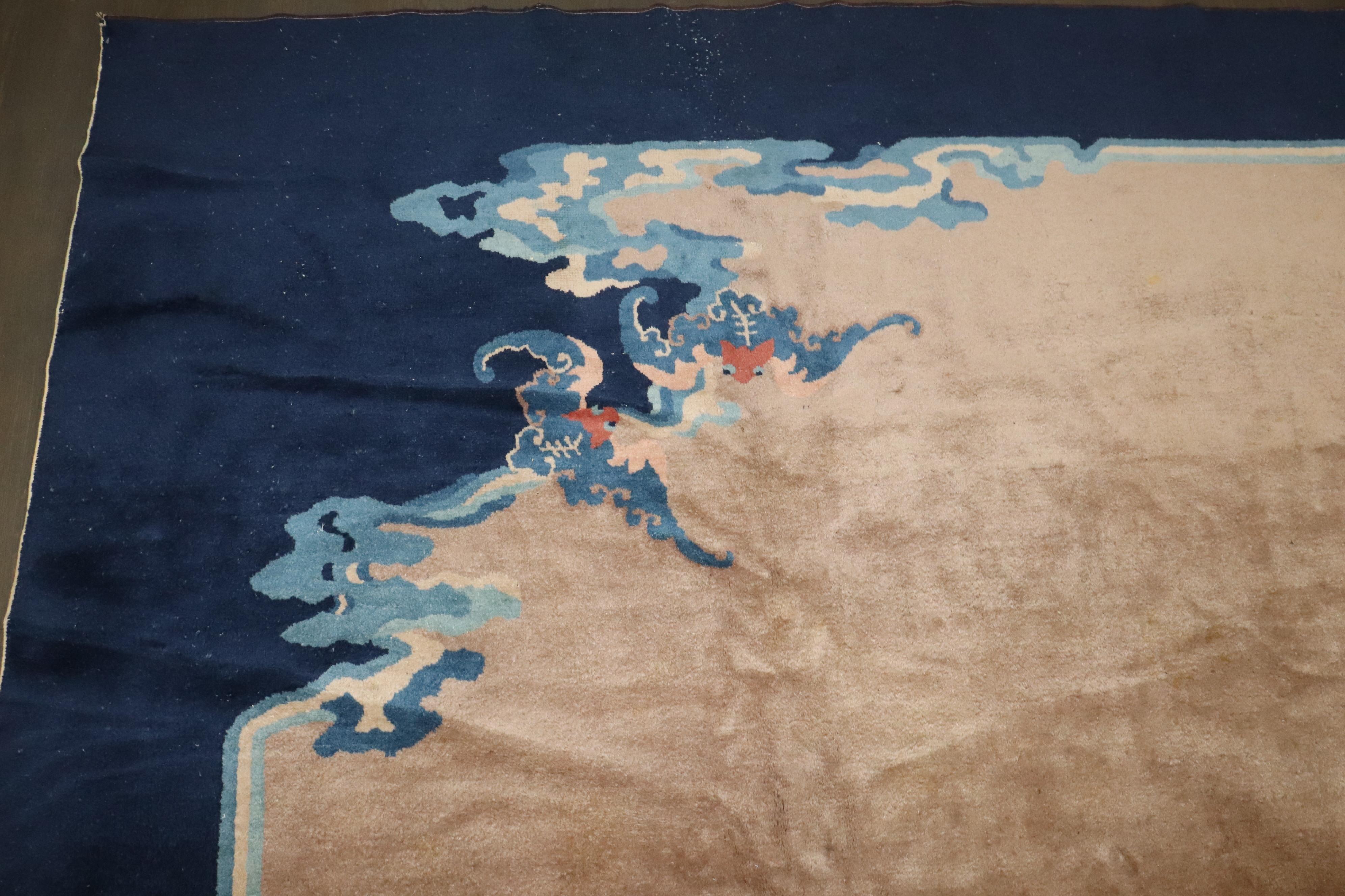 un tapis chinois Art déco des années 1930 dans les tons tans et marine

Détails
rug no.	10814
taille	8' 5