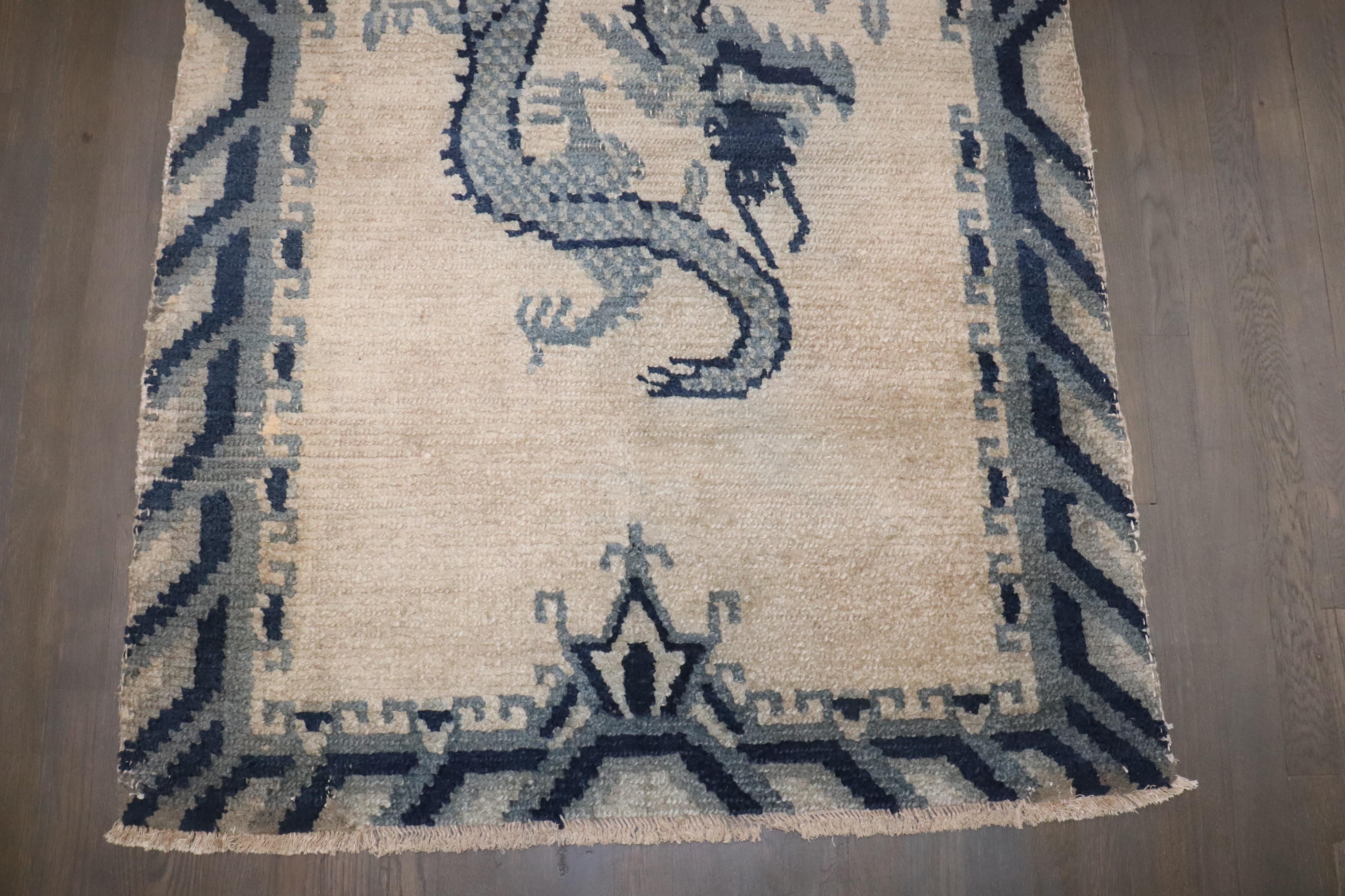 Alfombra con diseño de dragón mongol de principios del siglo XX

Detalles
alfombra no.	j4587
talla	3' 6