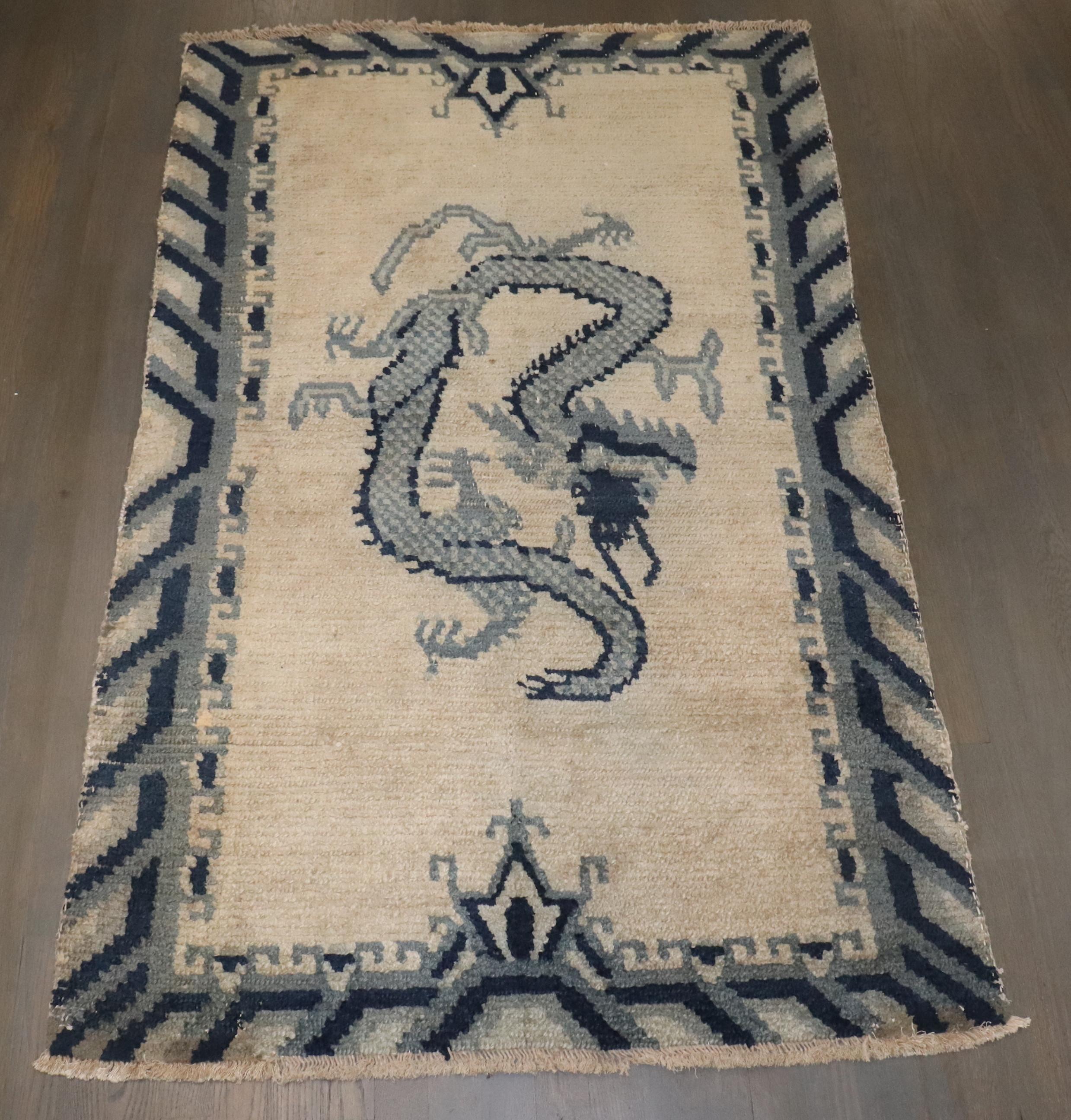 Colección Zabihi Alfombra Mongola Dragón Antiguo Tejido a mano en venta