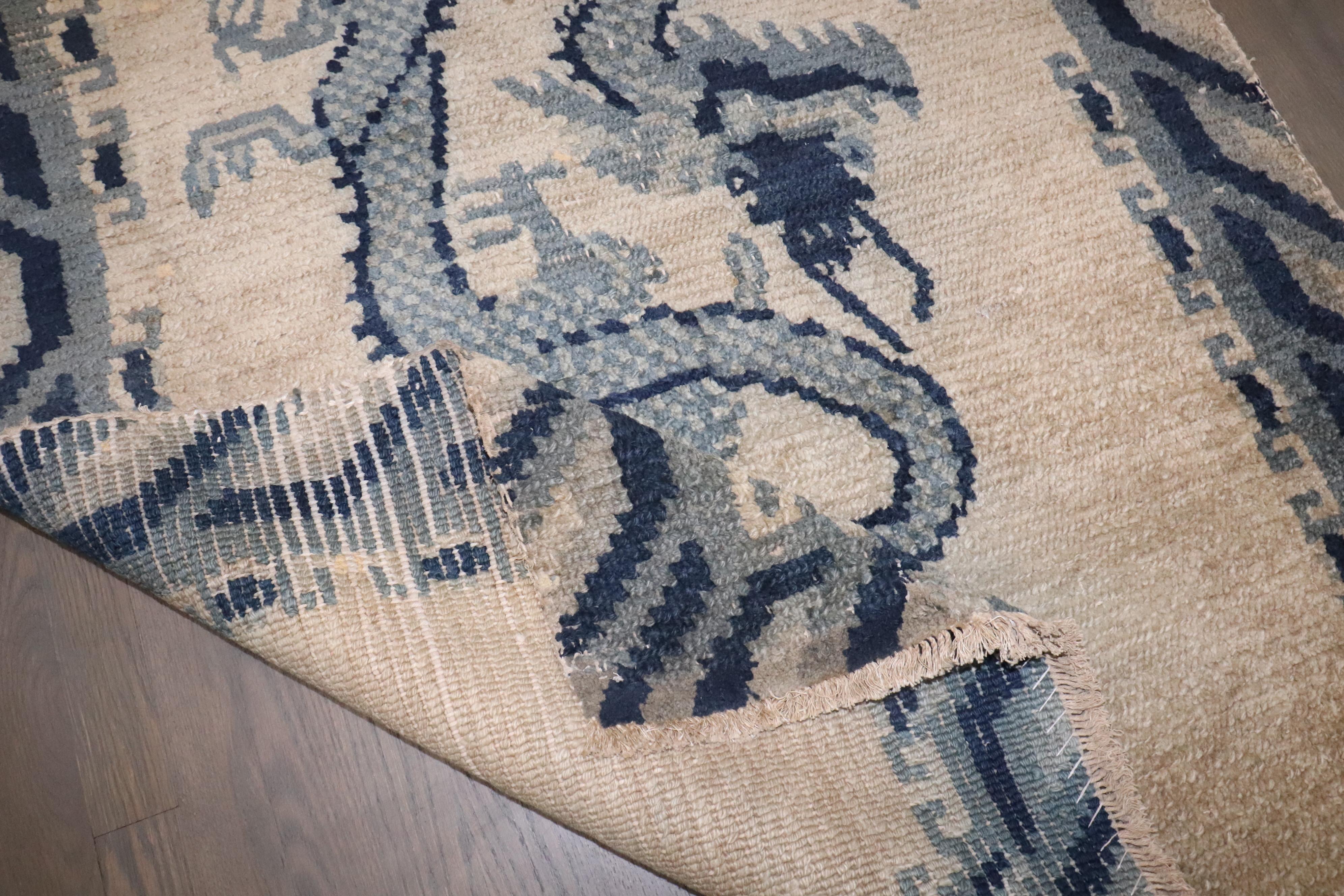 Colección Zabihi Alfombra Mongola Dragón Antiguo en Bueno estado para la venta en New York, NY